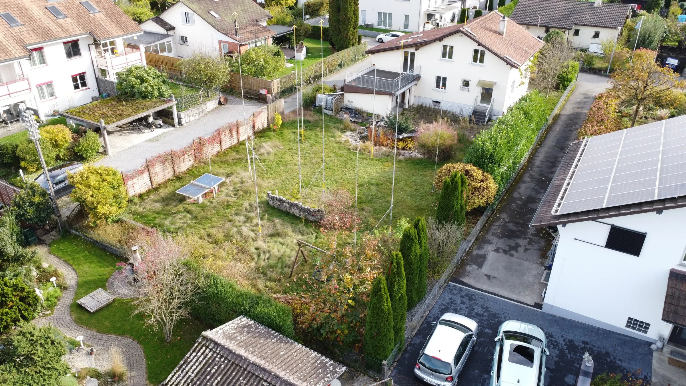Luftaufnahme der Parzelle vor Baubeginn mit abgesteckten Bauprofilen