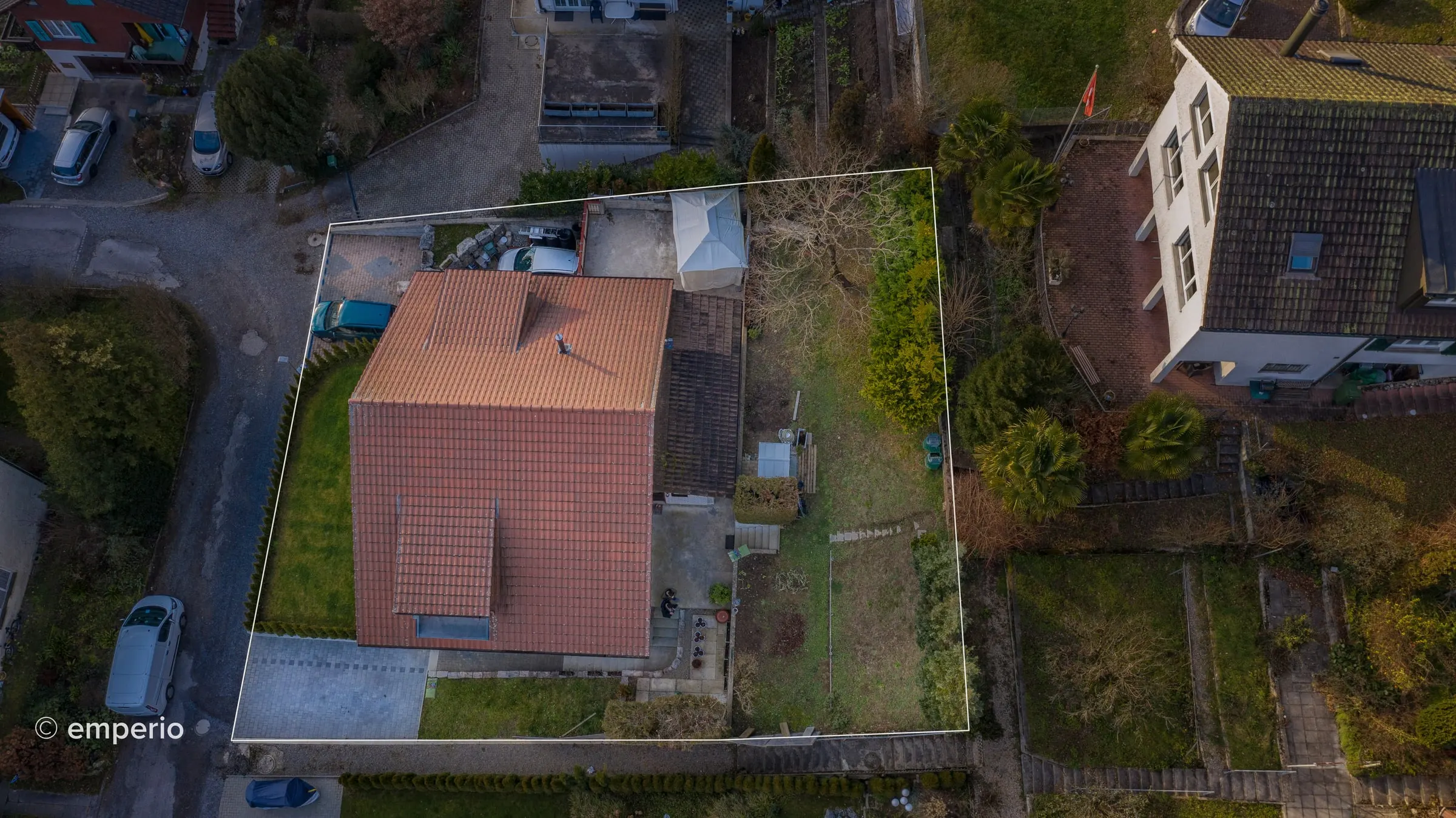 Luftaufnahme der Parzelle mit dem Altbau