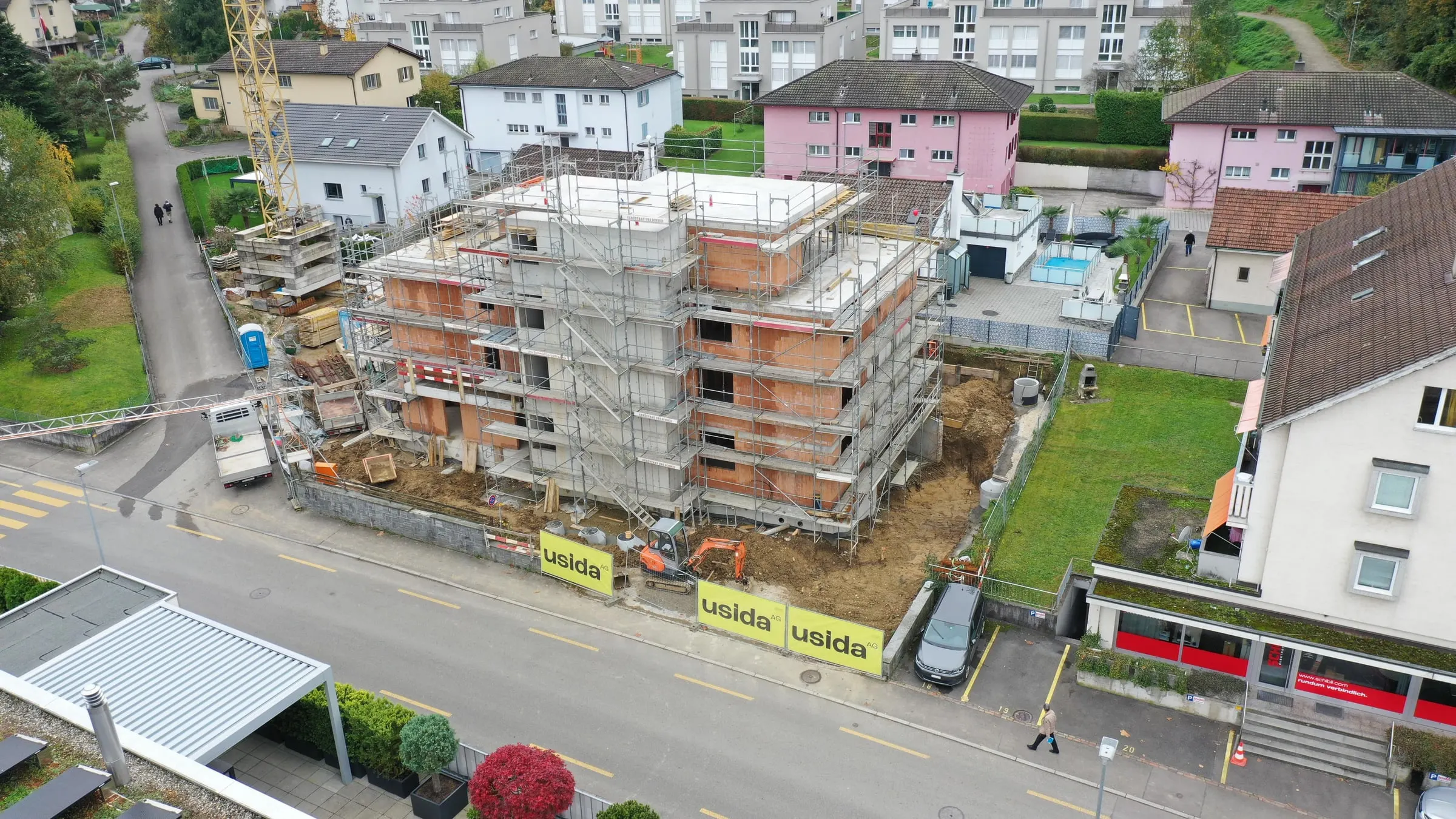 Rohbau eines Mehrfamilienhauses in Spreitenbach mit Gerüst