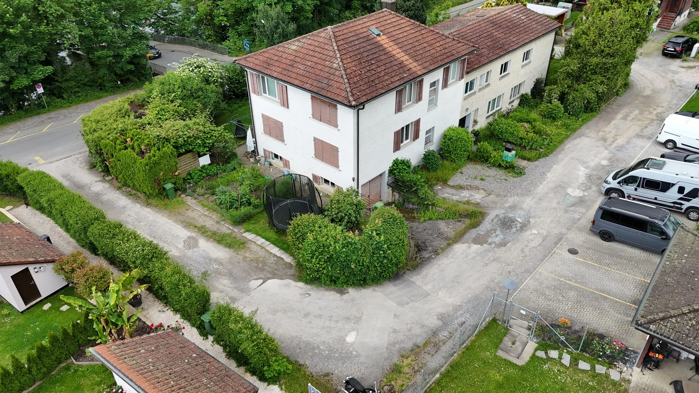Bestehendes Mehrfamilienhaus am Eichenweg 8 aus der Luft