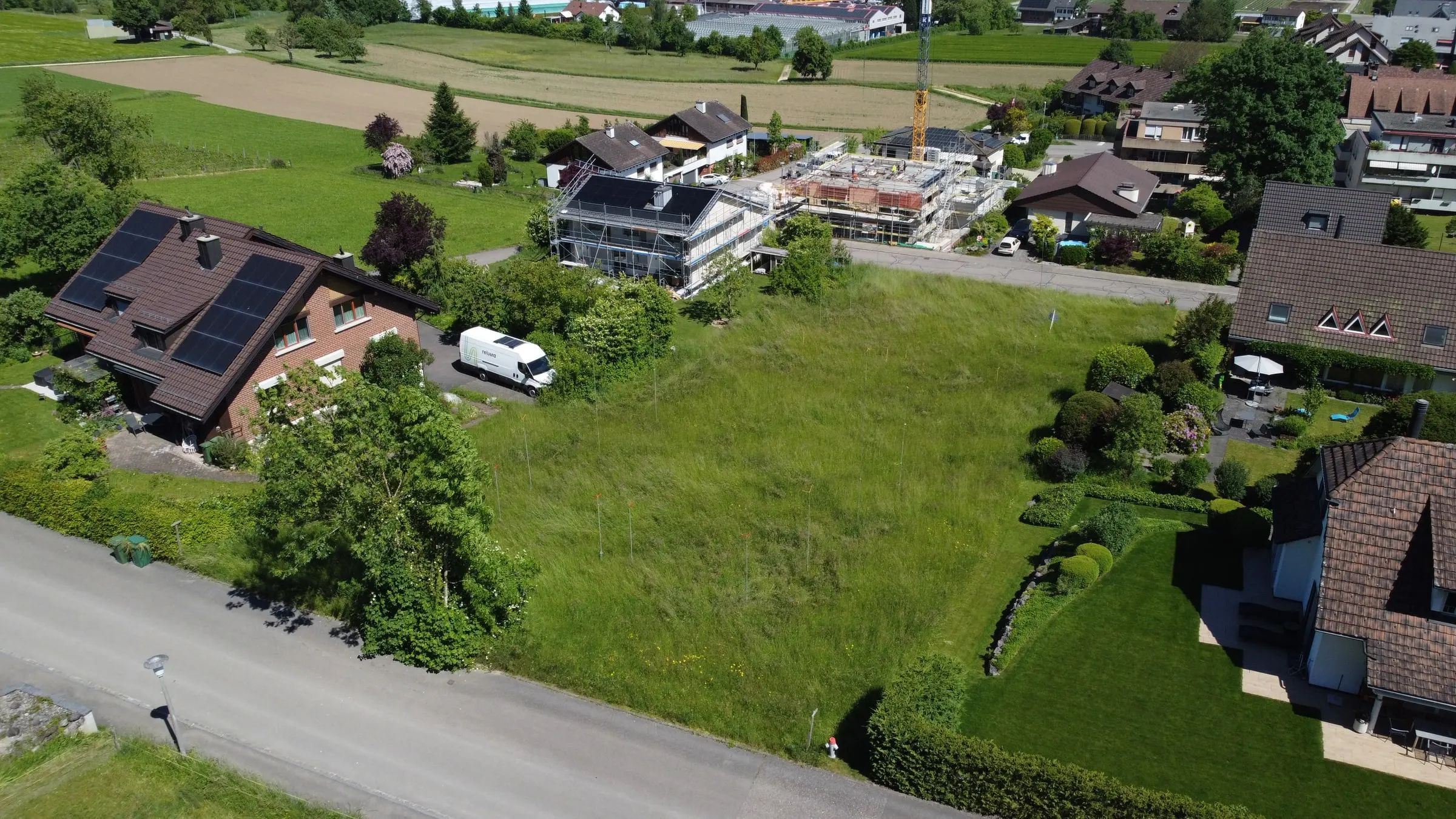 Drohnenaufnahme der Parzelle mit angrenzender Bebauung