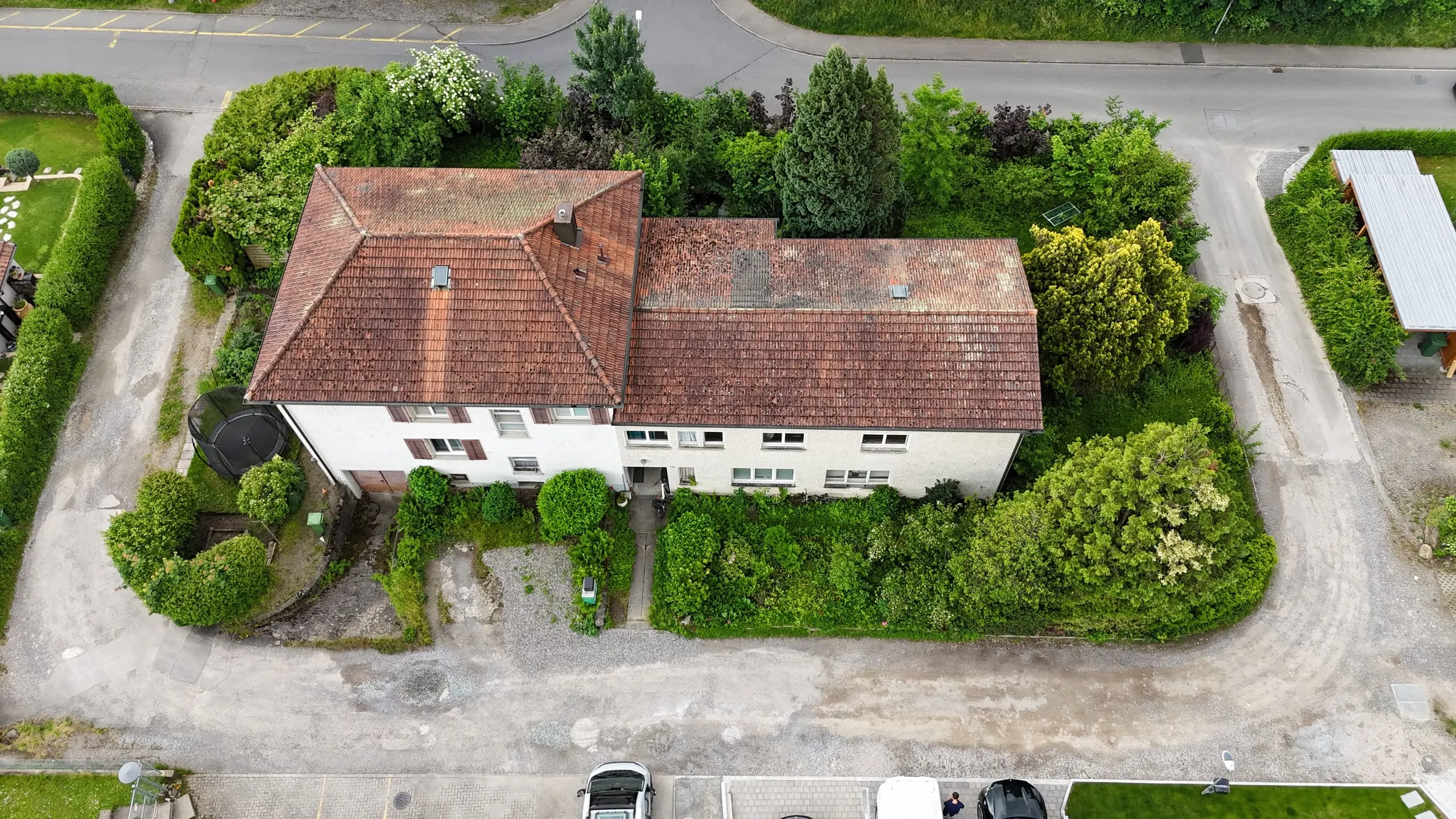 Parzelle mit dem bestehenden Mehrfamilienhaus von oben