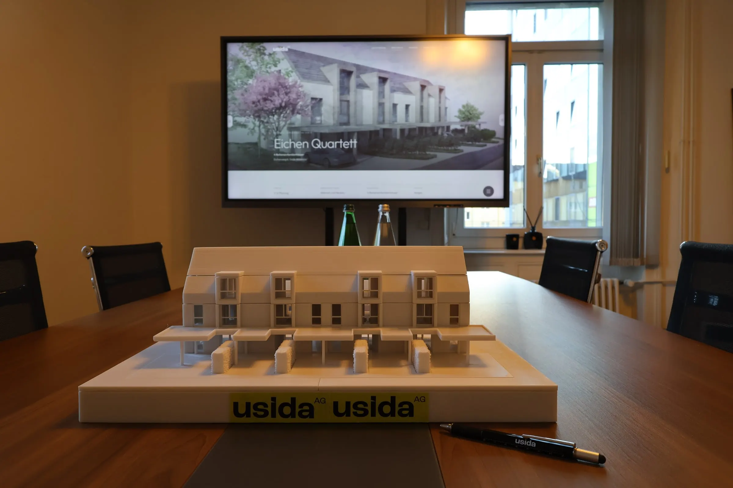 Architekturmodell der vier Reiheneinfamilienhäuser im Besprechungsraum der Usida AG