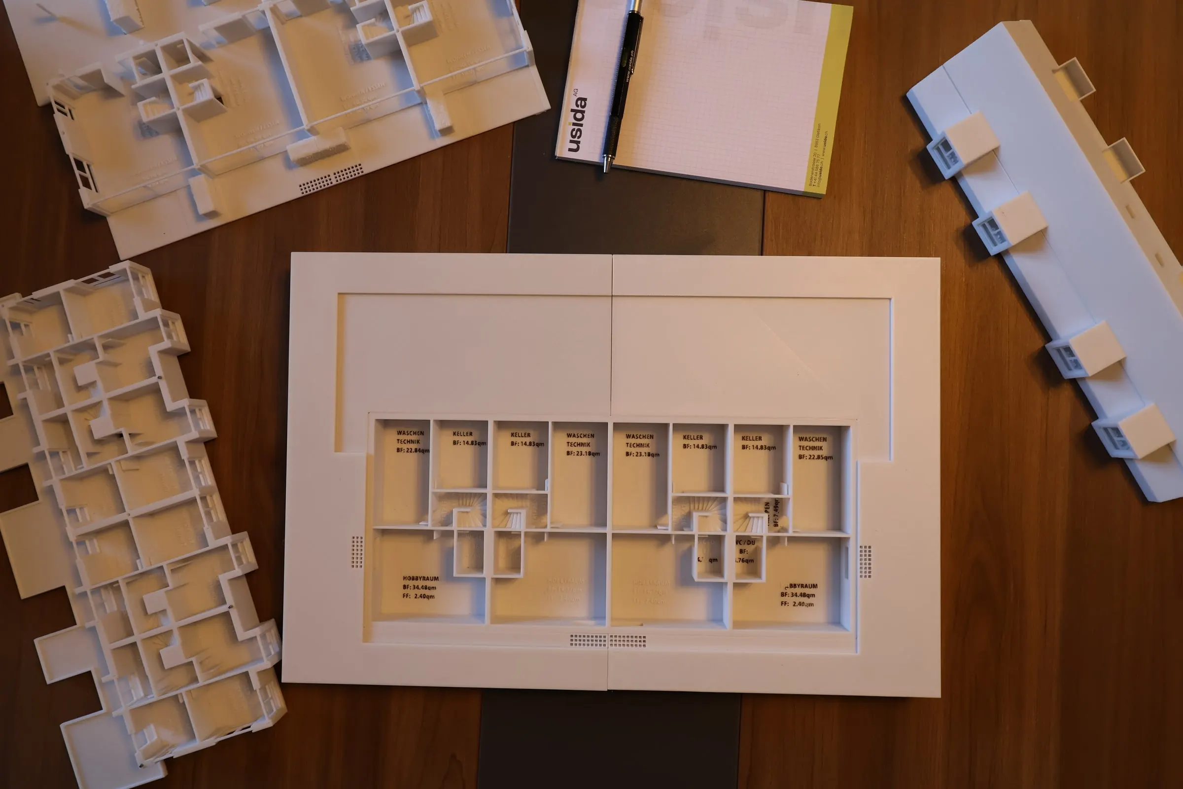 Architekturmodell, in Geschosse zerlegt, mit Grundriss des Untergeschosses