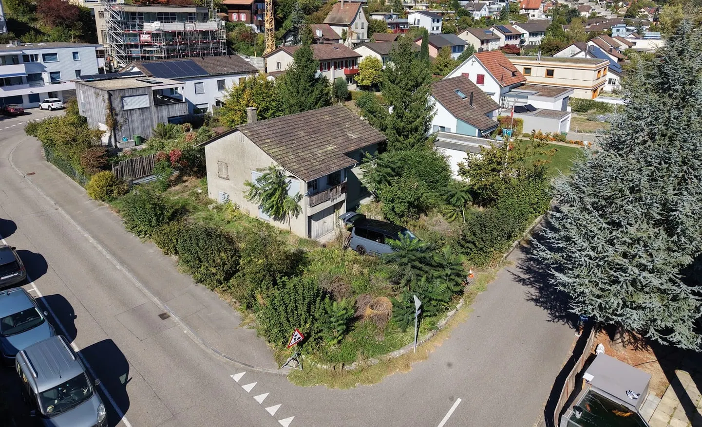 Drohnenaufnahme des bestehenden Einfamilienhauses von 1953 vor dem Rückbau