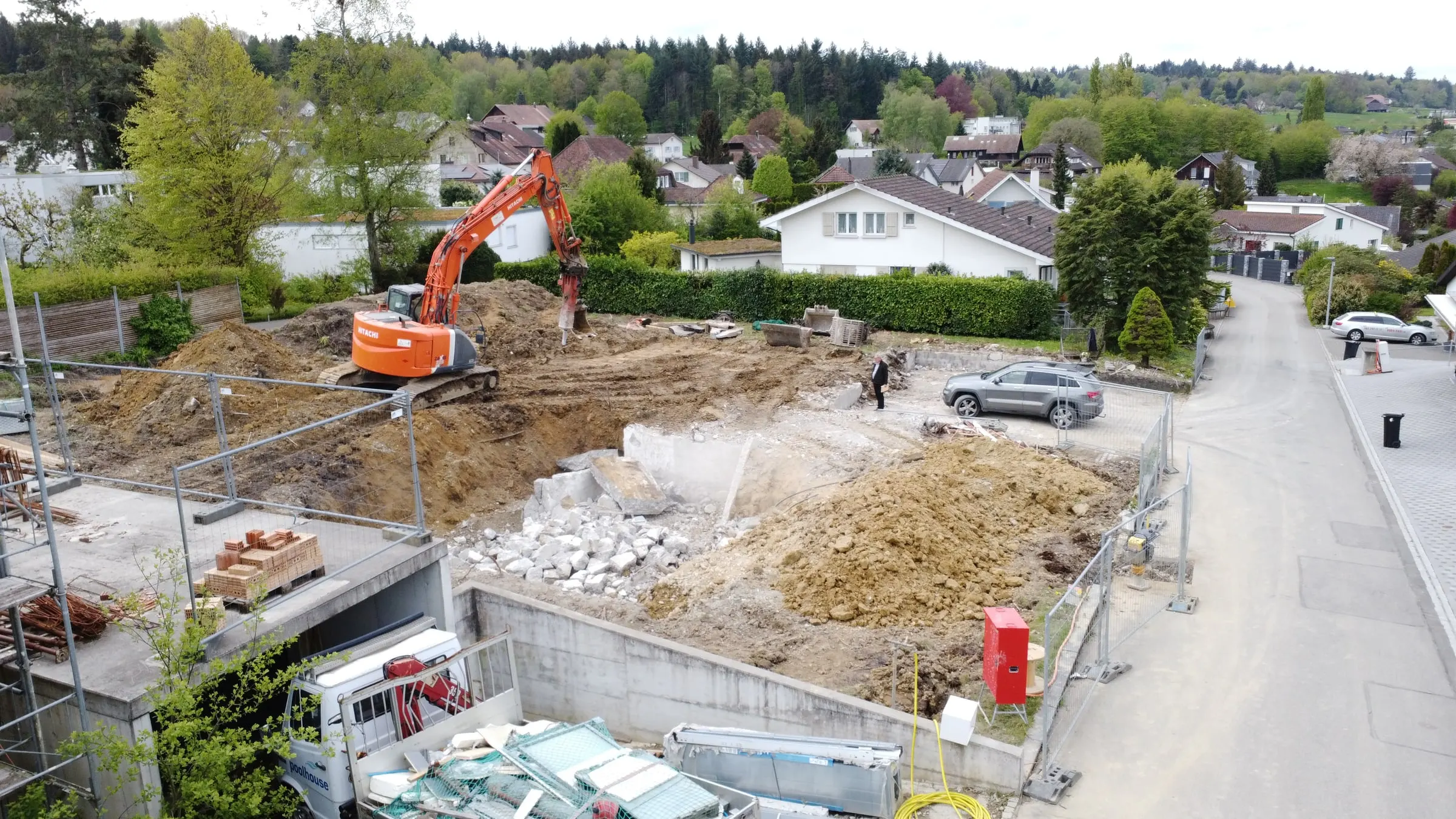 Aushub und Rohbau mit Bagger auf der Baustelle