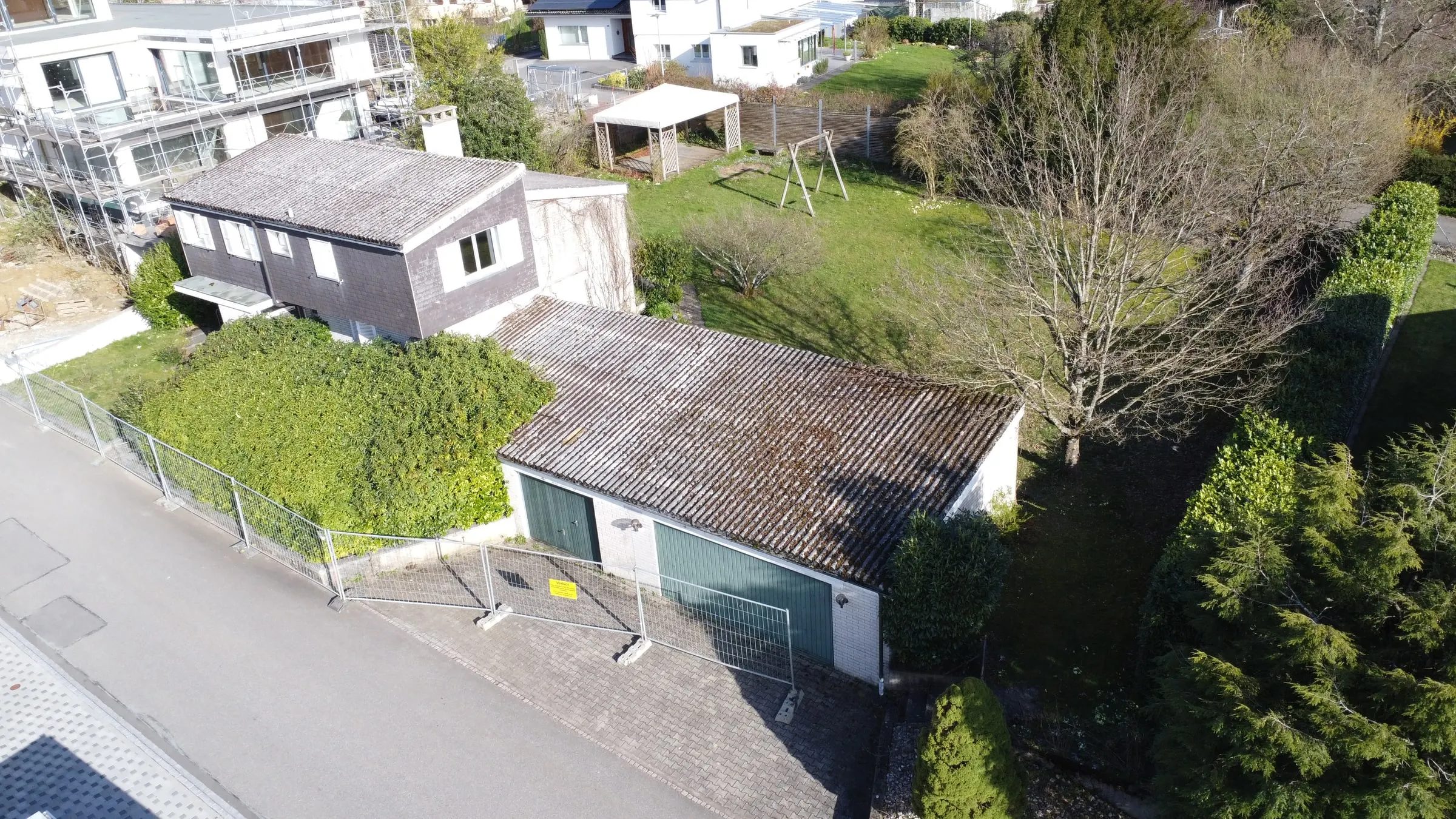 Luftaufnahme der Parzelle mit dem bestehenden Haus vor dem Rückbau