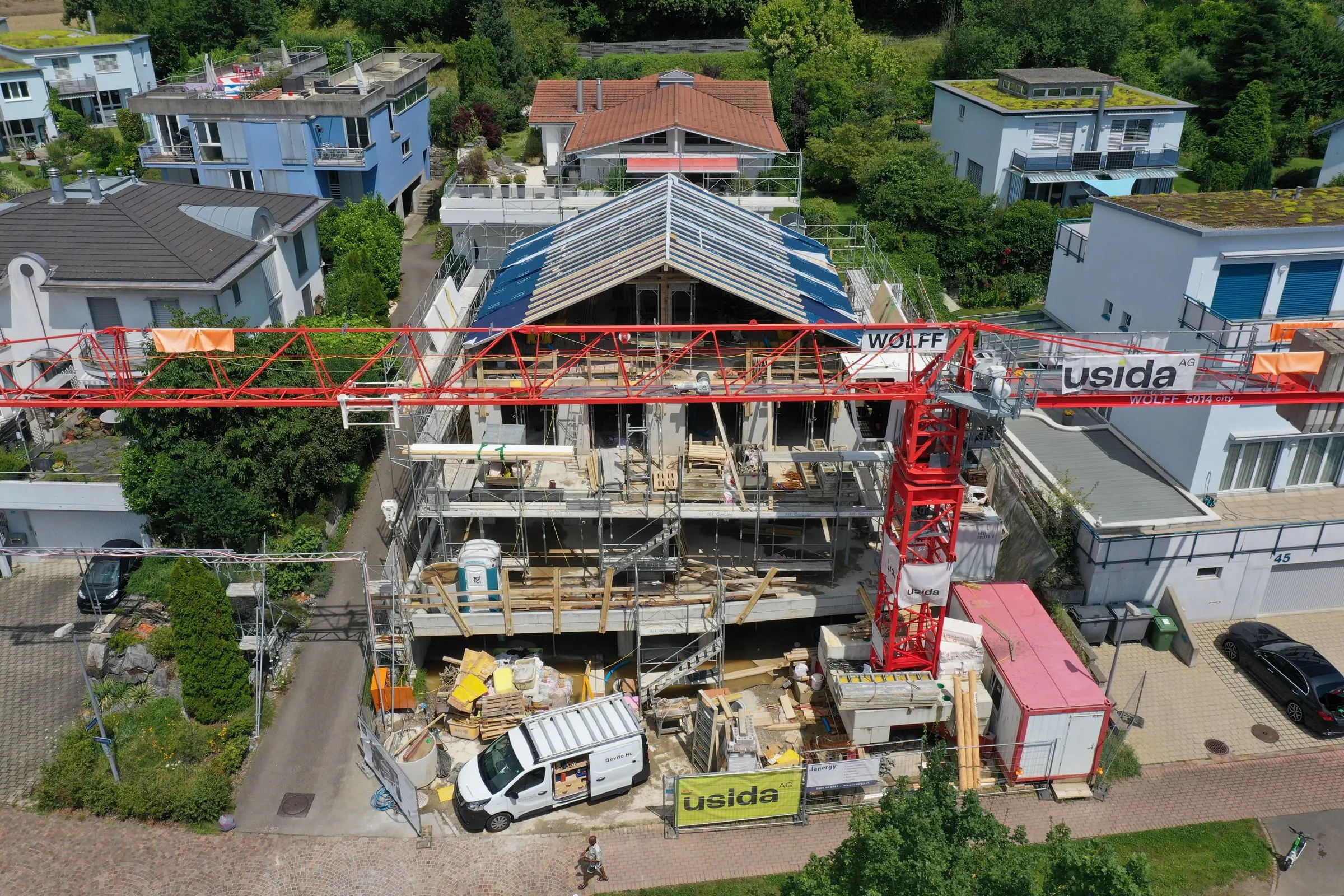 Rohbau mit Kran und Dachstuhl