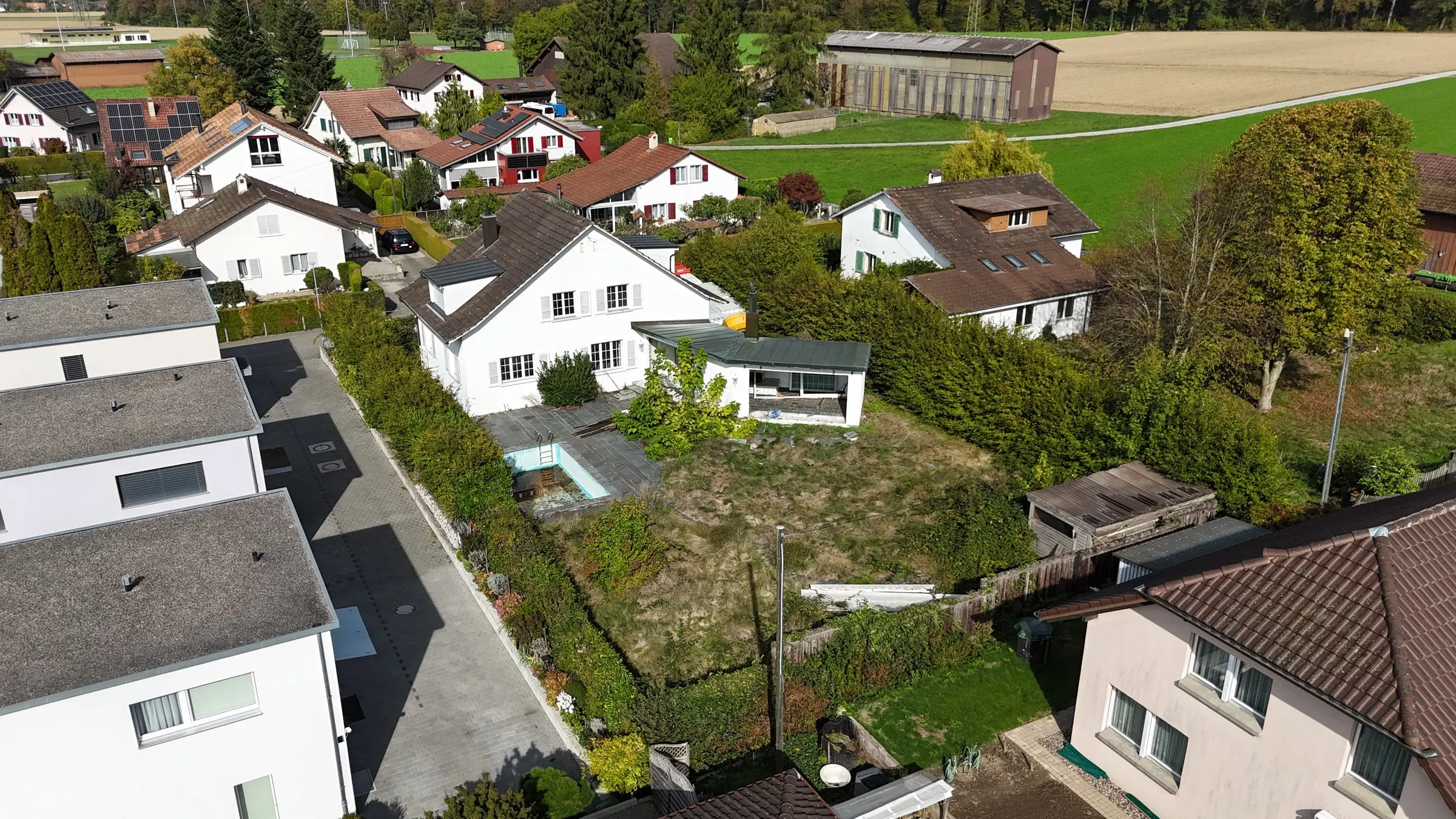 Parzelle zu Baubeginn von oben, zwischen den Nachbarhäusern