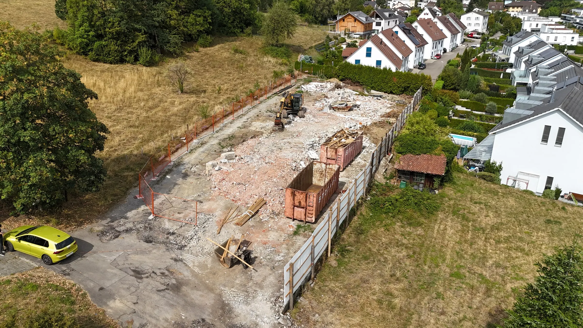Rückbau mit Bagger auf der Parzelle