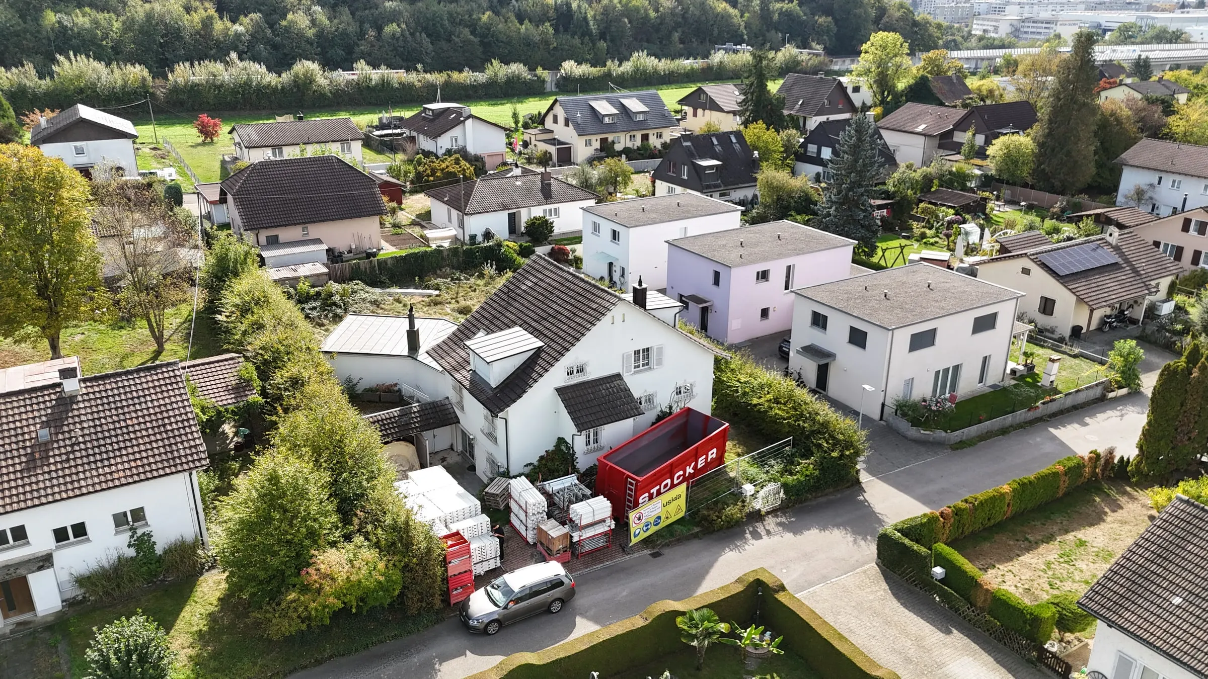 Luftaufnahme der Baustelle mit Containern im Quartier