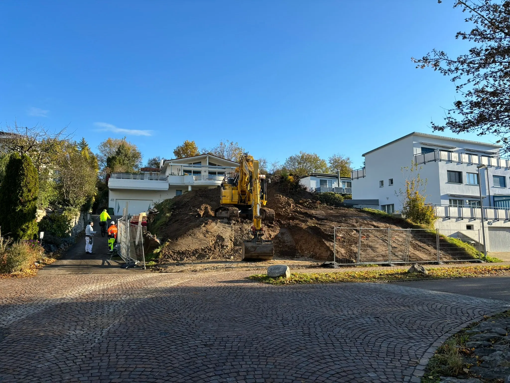 Aushub mit Bagger zu Baubeginn
