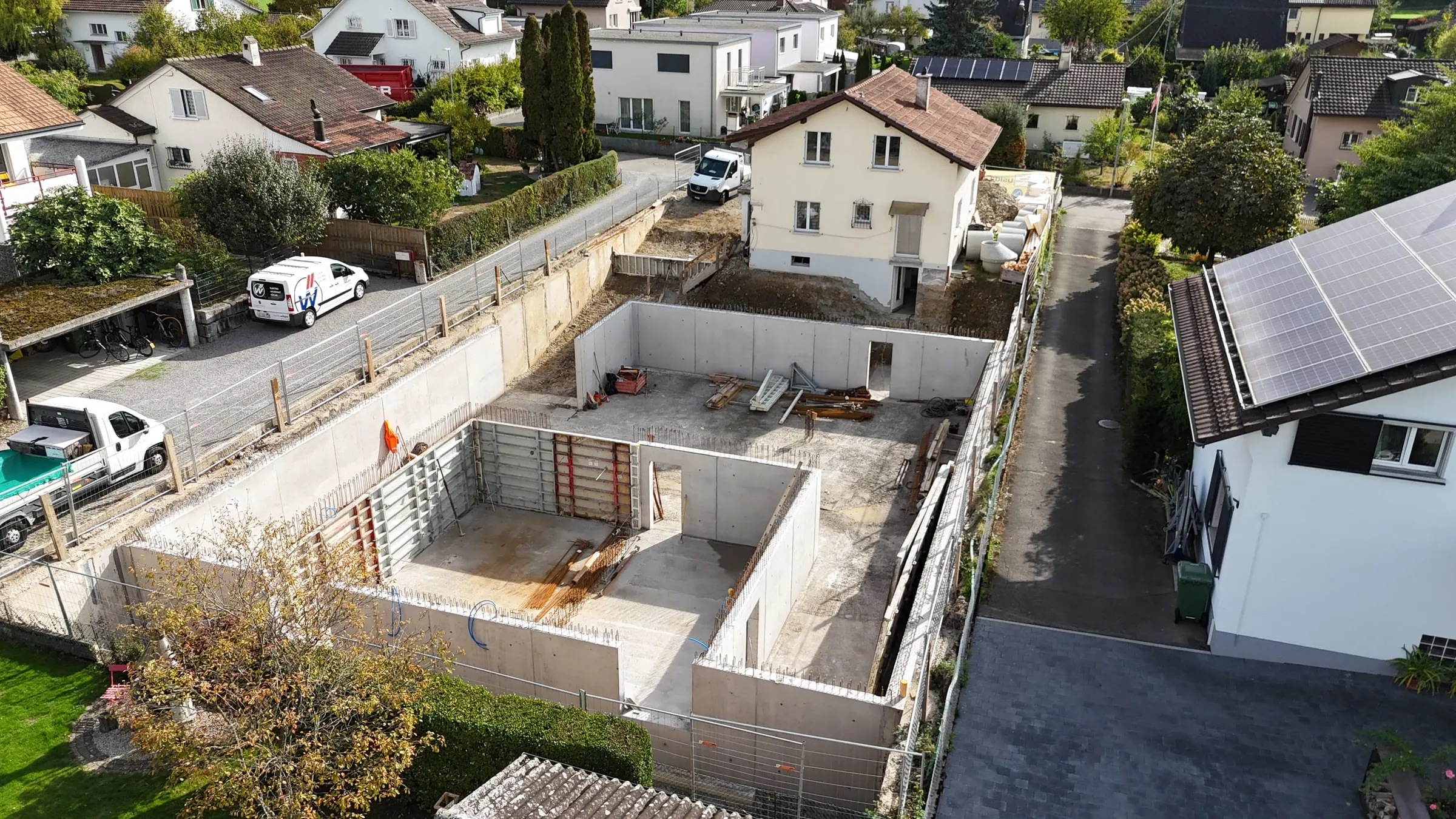 Untergeschoss im Rohbau mit Betonwänden