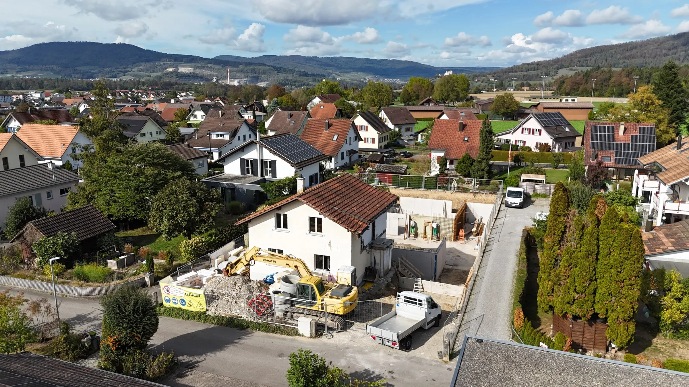 Baustelle mit Bagger, Blick über Niederlenz