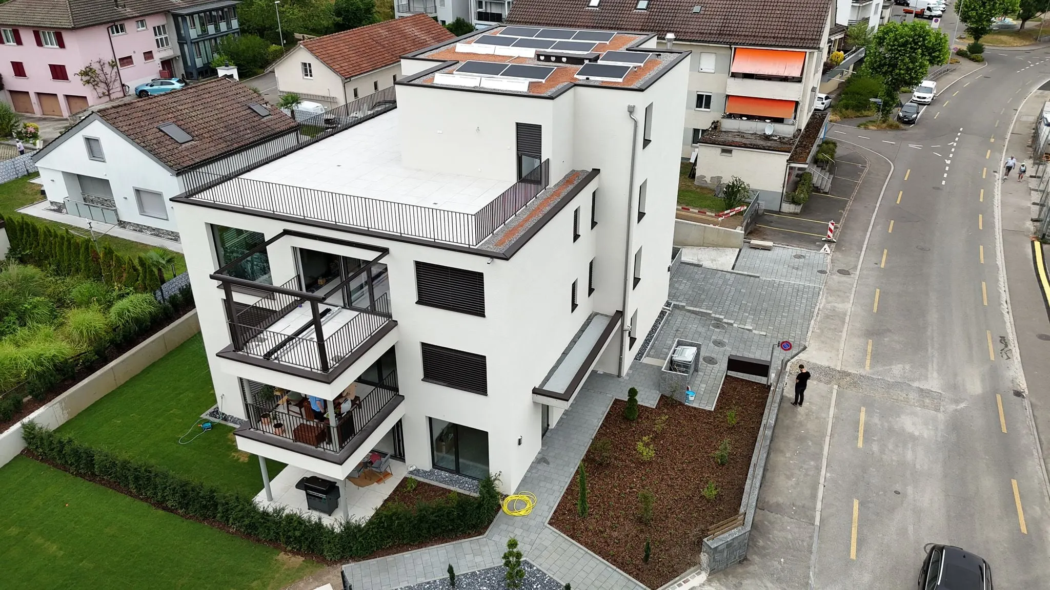 Mehrfamilienhaus mit Balkonen und Attika