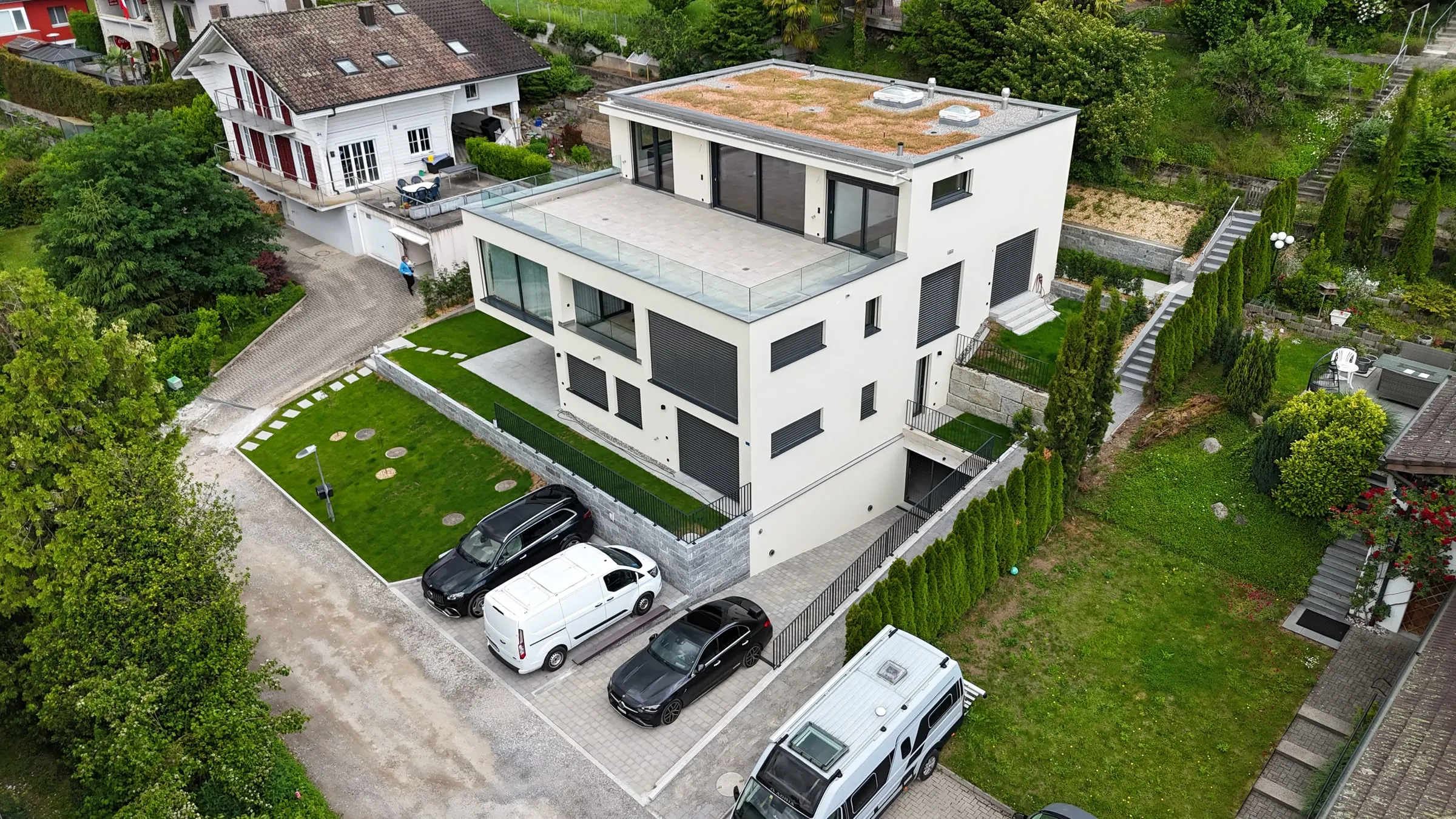 Mehrfamilienhaus in Hanglage mit Terrassen und Vorplatz