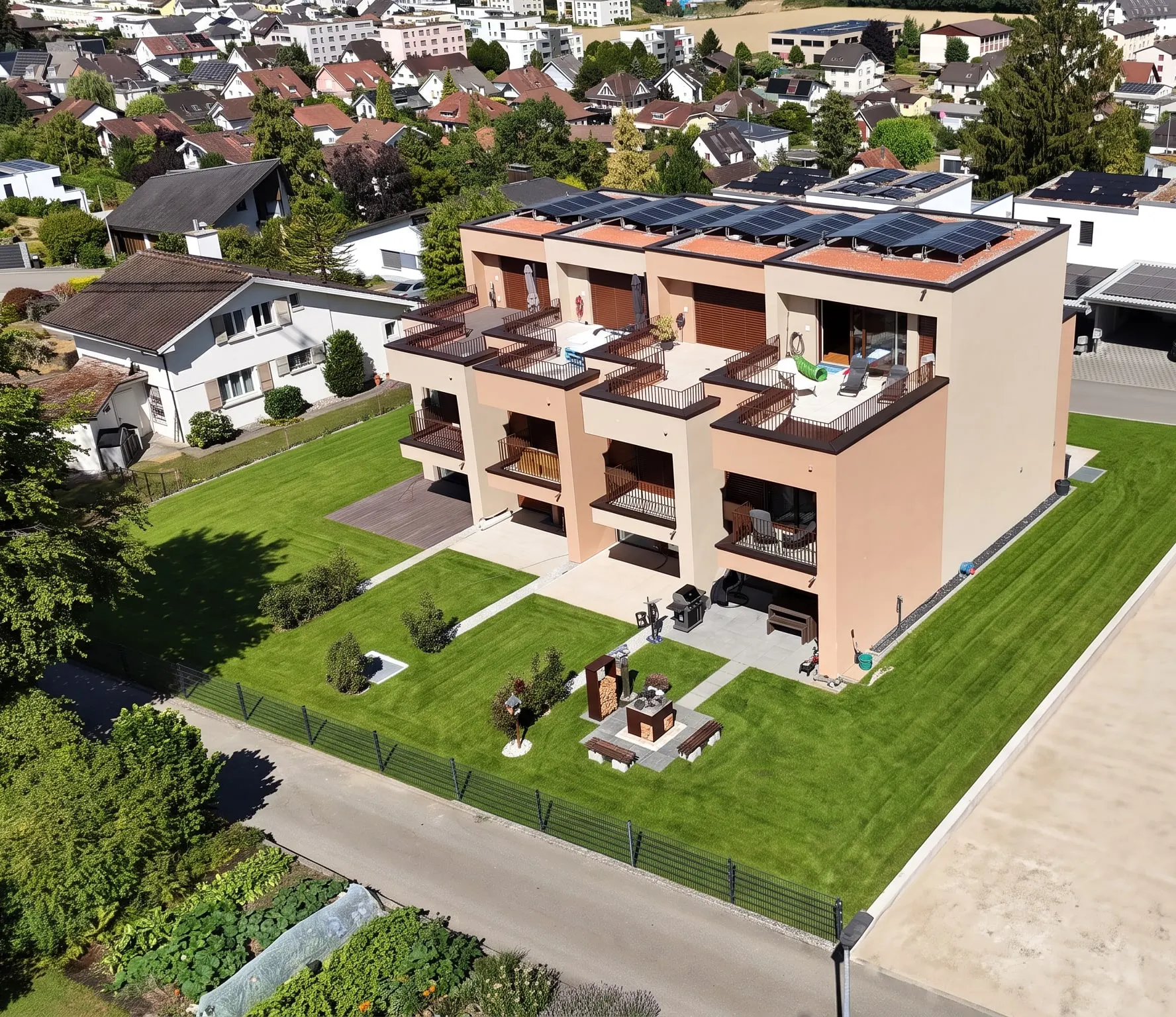Die vier Reiheneinfamilienhäuser mit Gärten und Dachterrassen