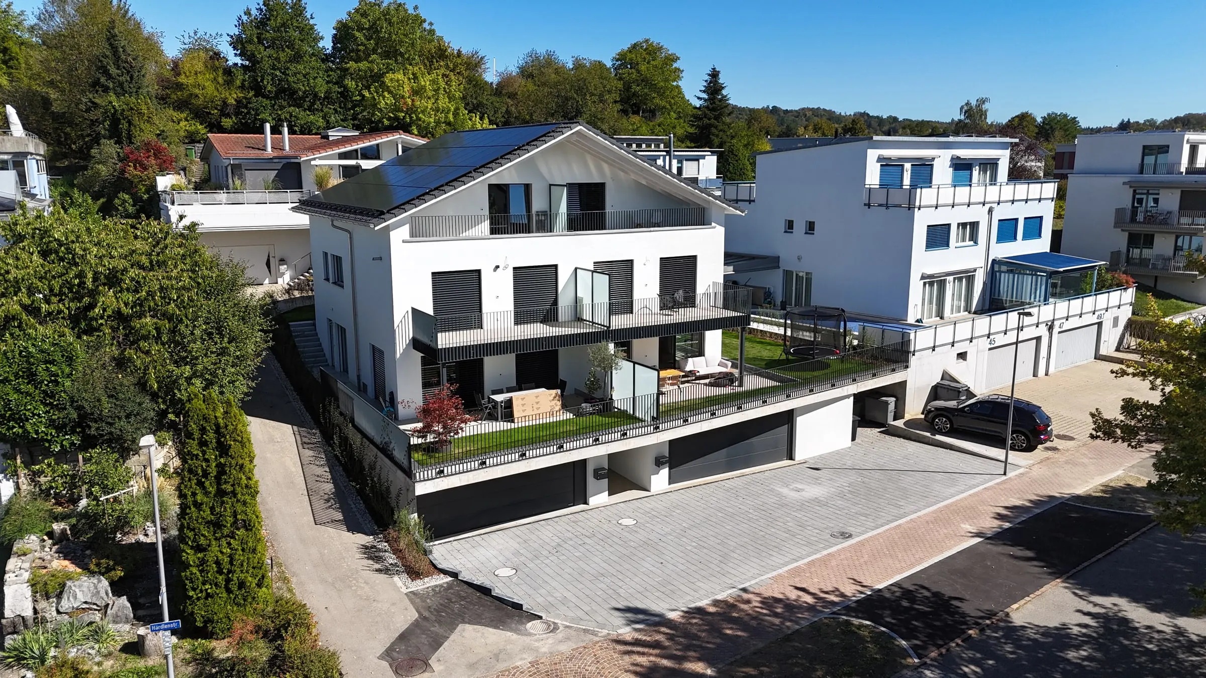 Doppeleinfamilienhaus mit Satteldach, Terrassen und Garagen