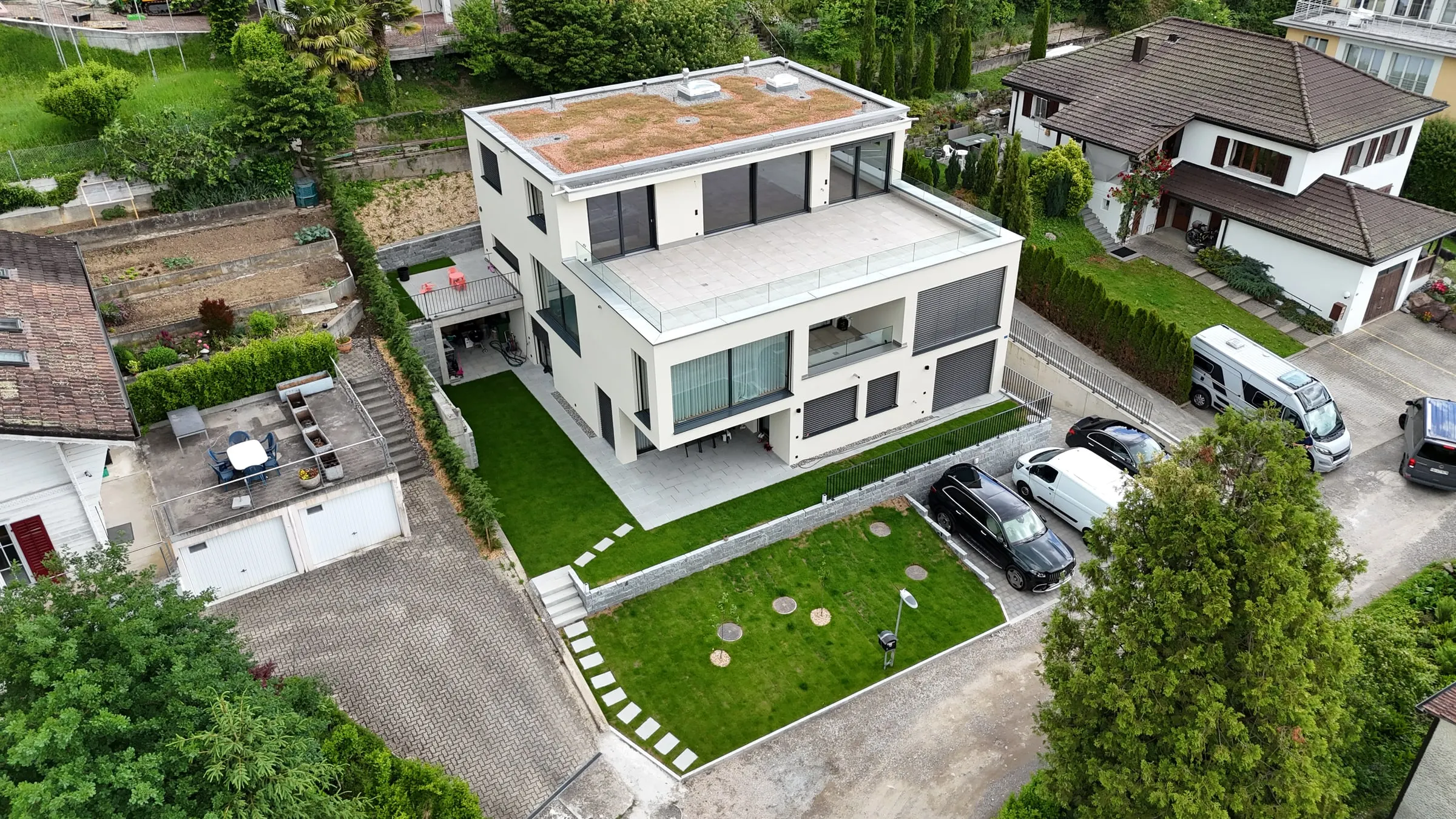 Ansicht von oben mit Garten und Parkplätzen