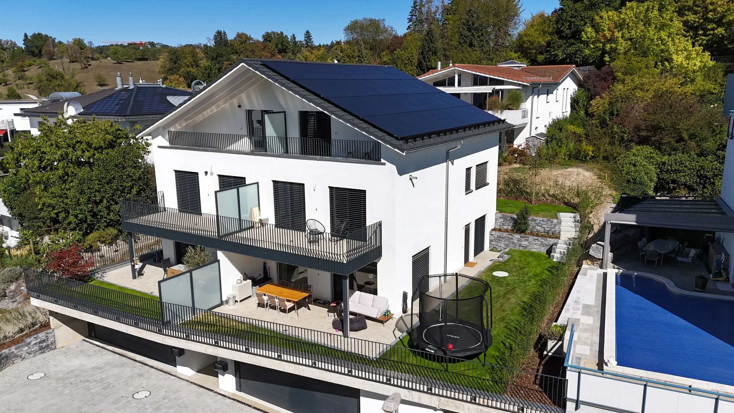 Gartenseite mit Terrassen und Balkon
