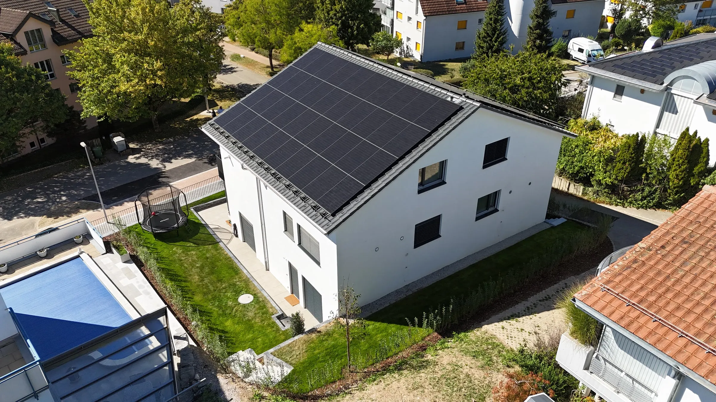 Seitenansicht mit Photovoltaik auf dem Satteldach