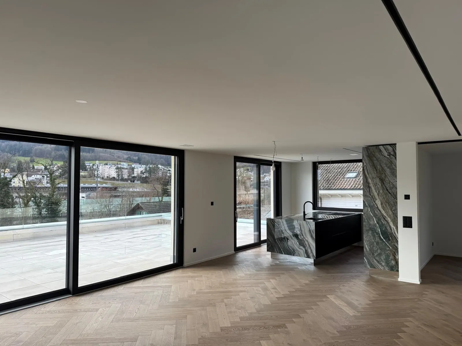 Wohn- und Essbereich im Attikageschoss mit Terrassenzugang