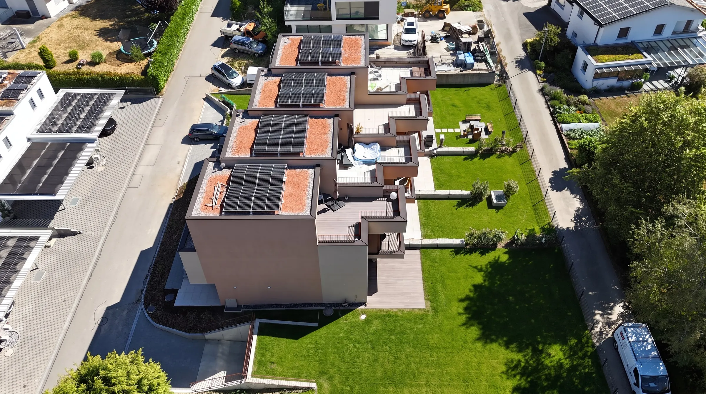 Ansicht von oben mit Photovoltaik und privaten Gärten