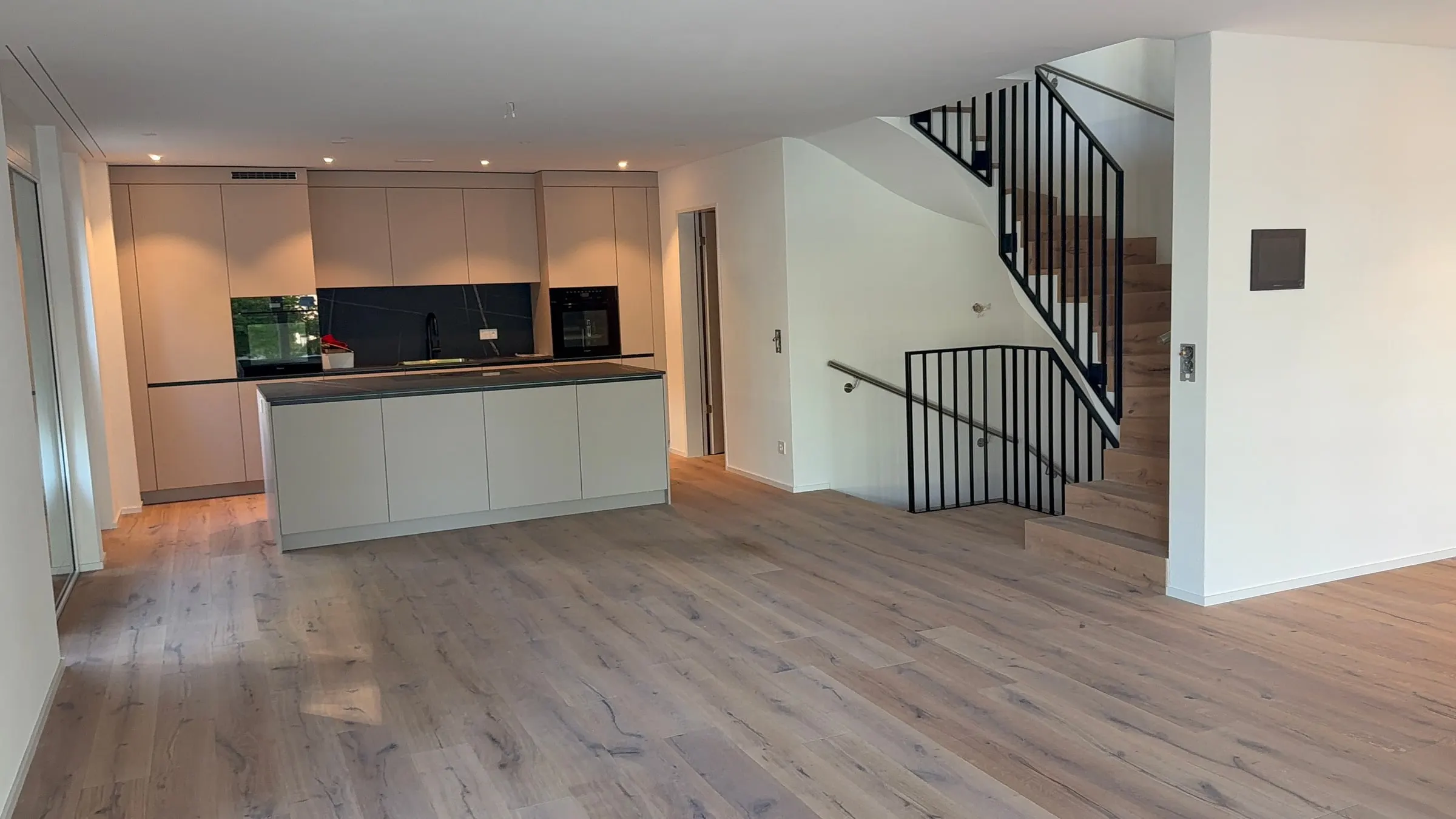 Offener Wohnbereich mit Küche und Treppe