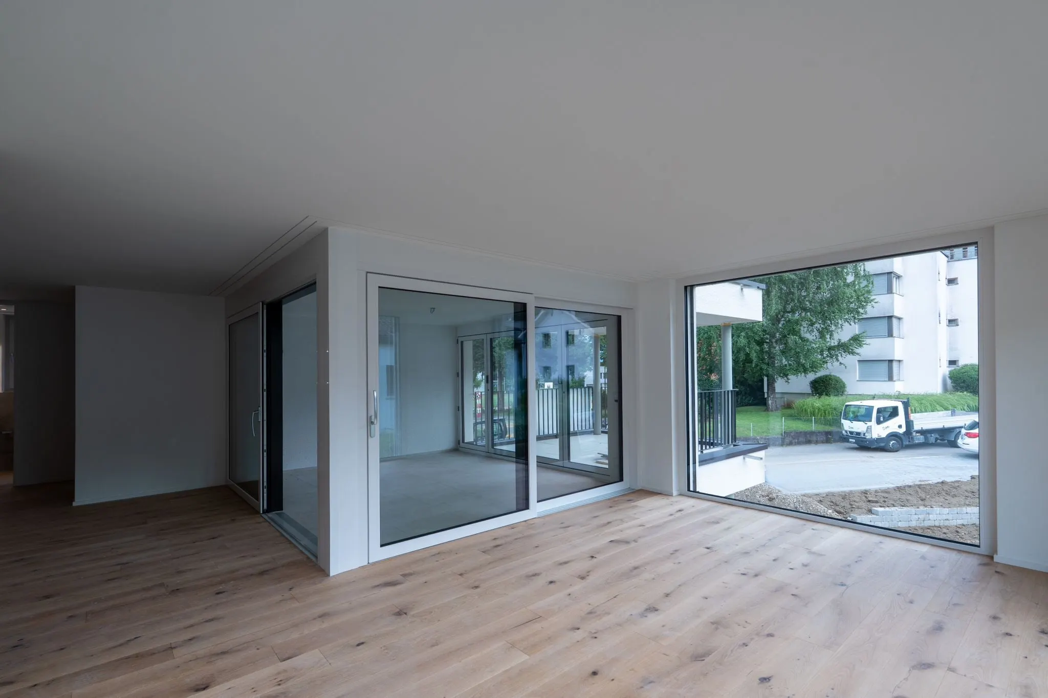 Wohnraum mit Fensterfront über Eck