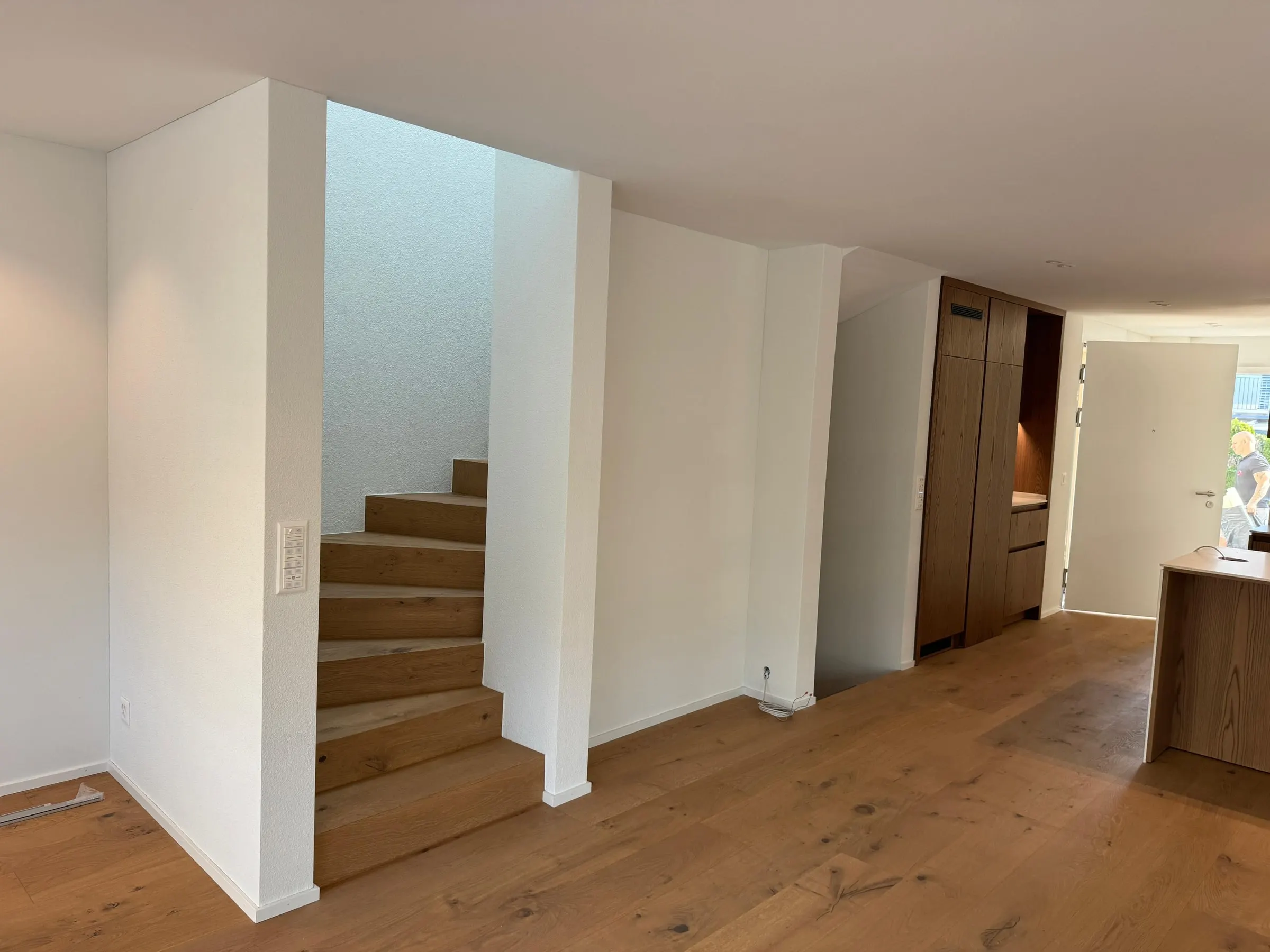 Wohnbereich mit Eichenparkett und Treppe