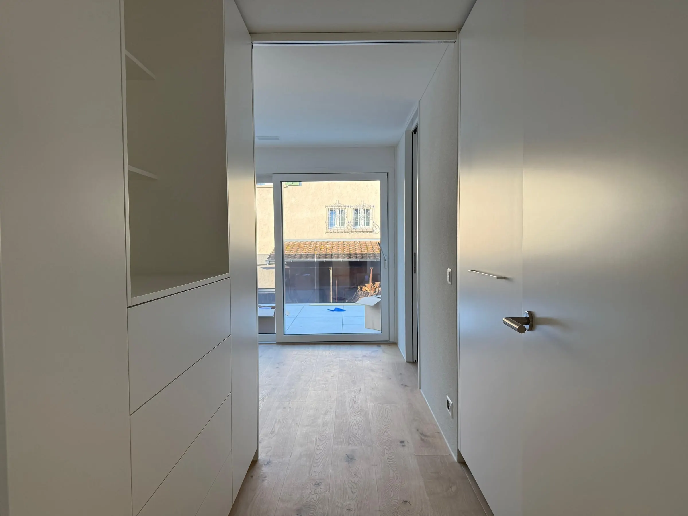 Korridor mit Einbauschrank und Ausgang zum Garten