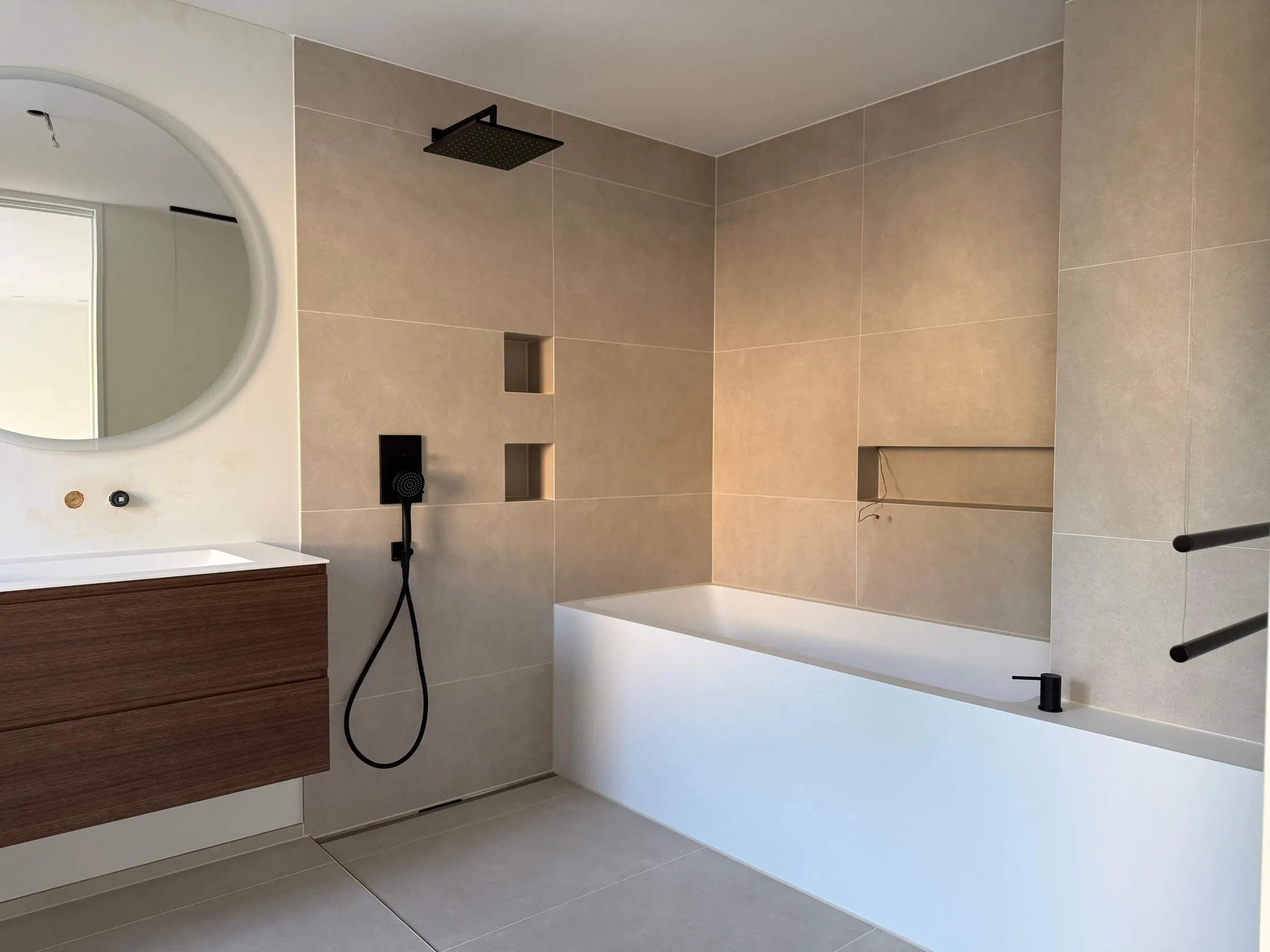 Badezimmer mit Badewanne und Regendusche