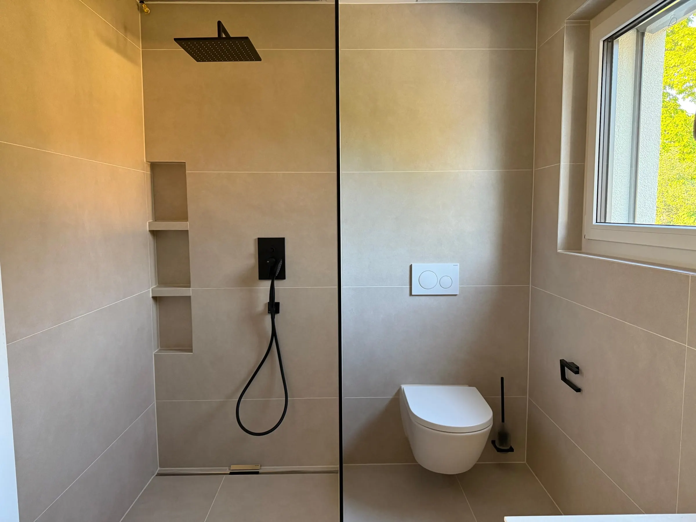 Dusche und WC mit grossformatigen Platten