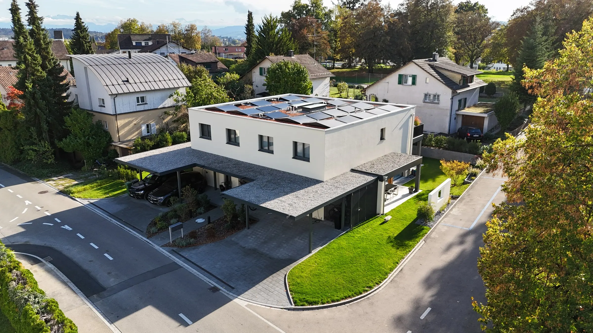 Doppeleinfamilienhaus mit Carports und Garten aus der Luft