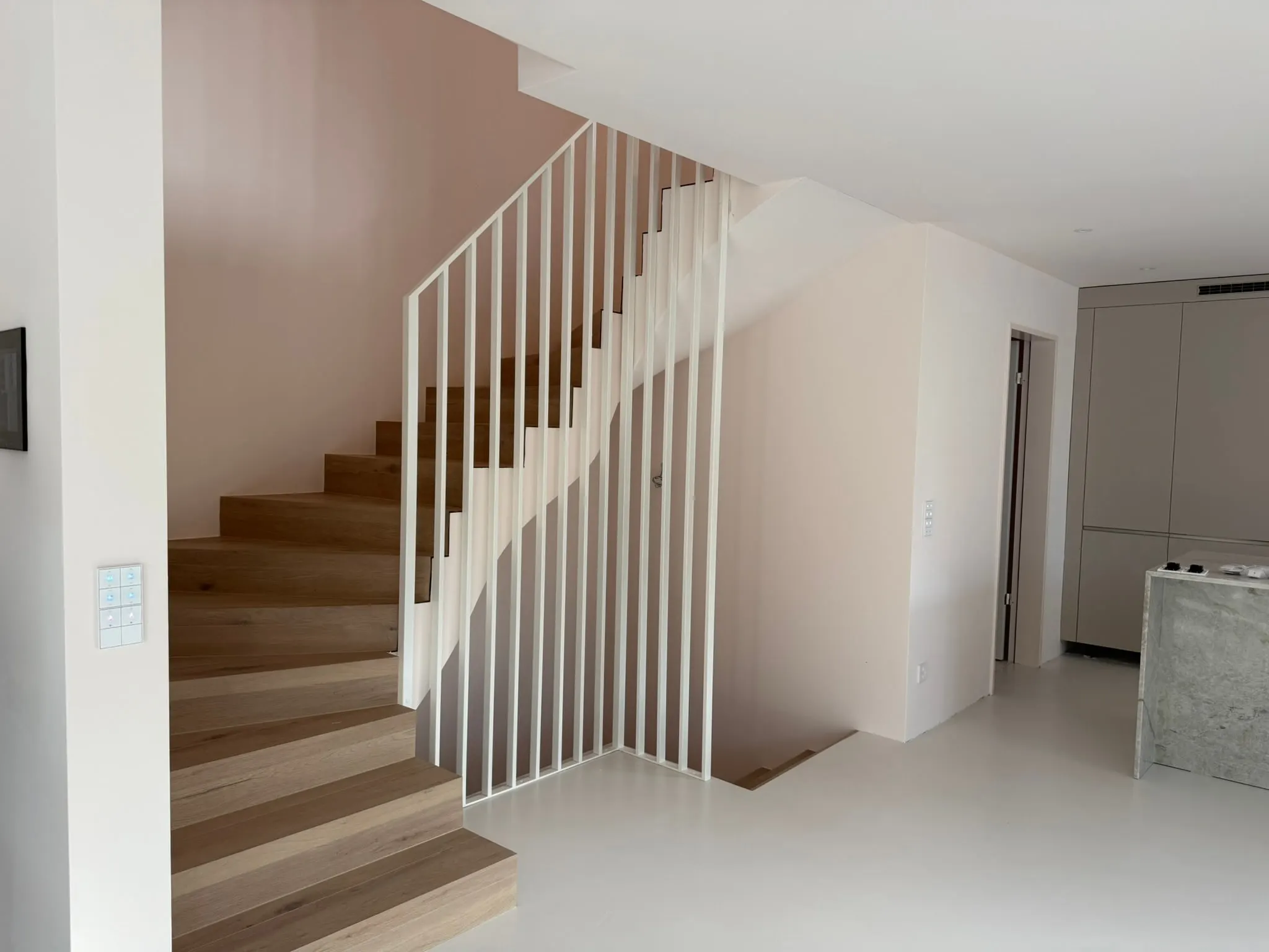 Treppe mit weissem Geländer