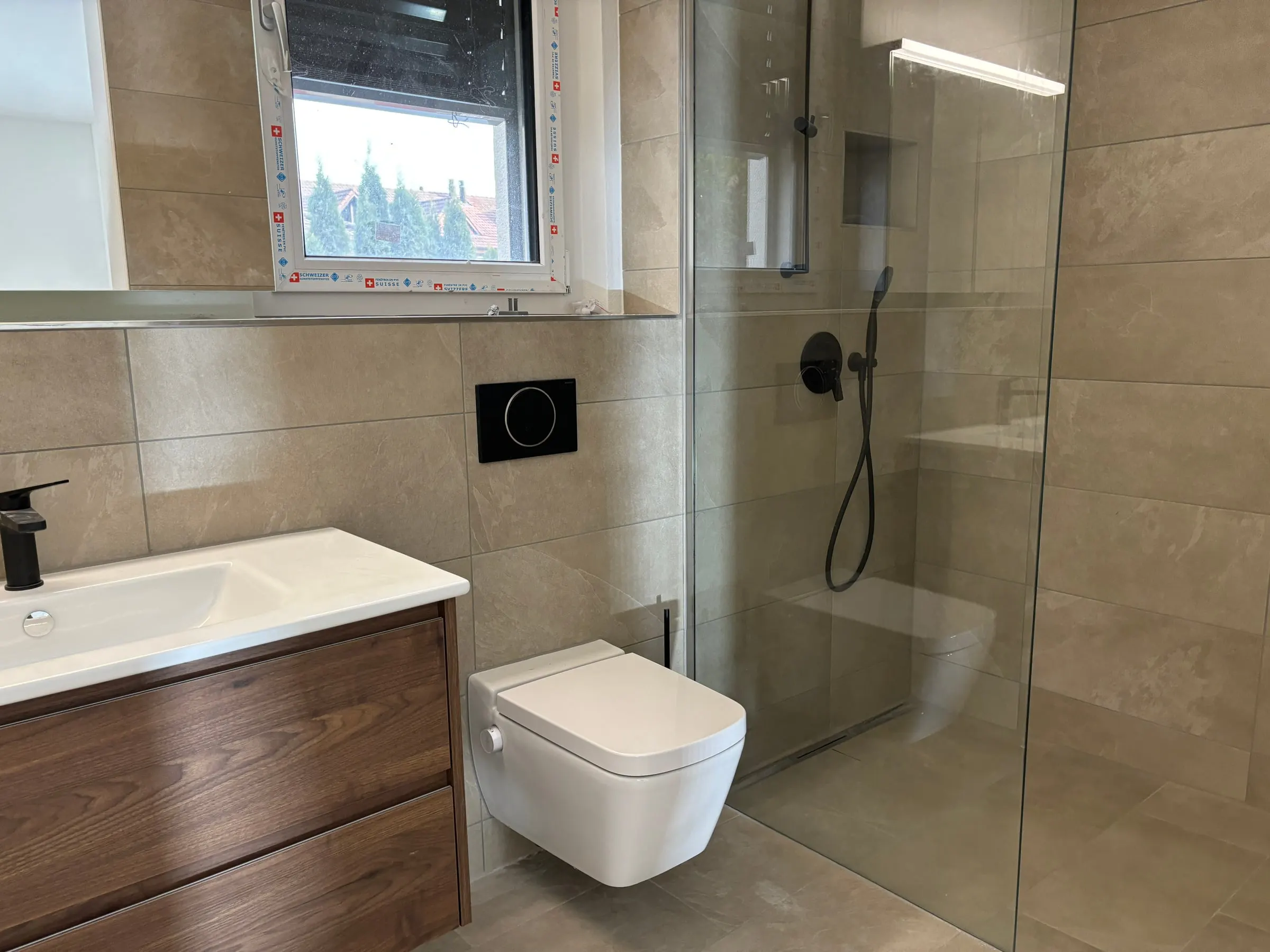 Badezimmer mit Dusche und Waschtisch