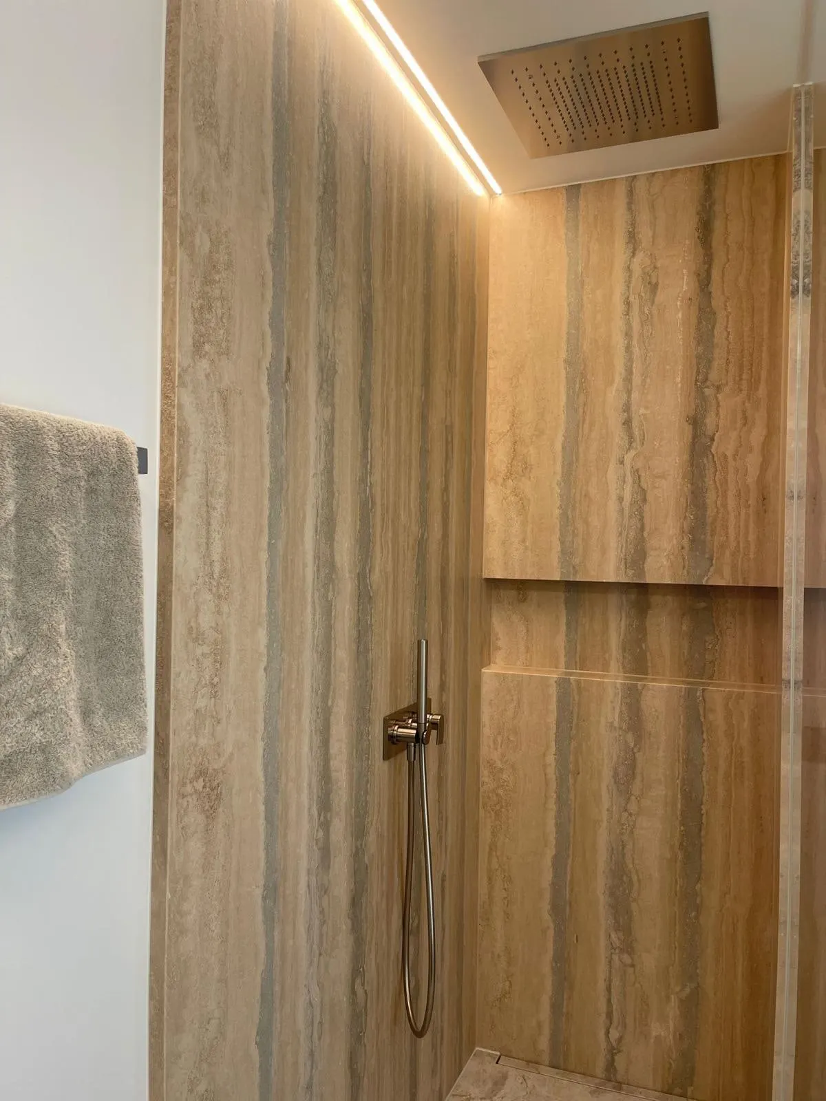 Fugenlose Dusche mit Natursteinwand