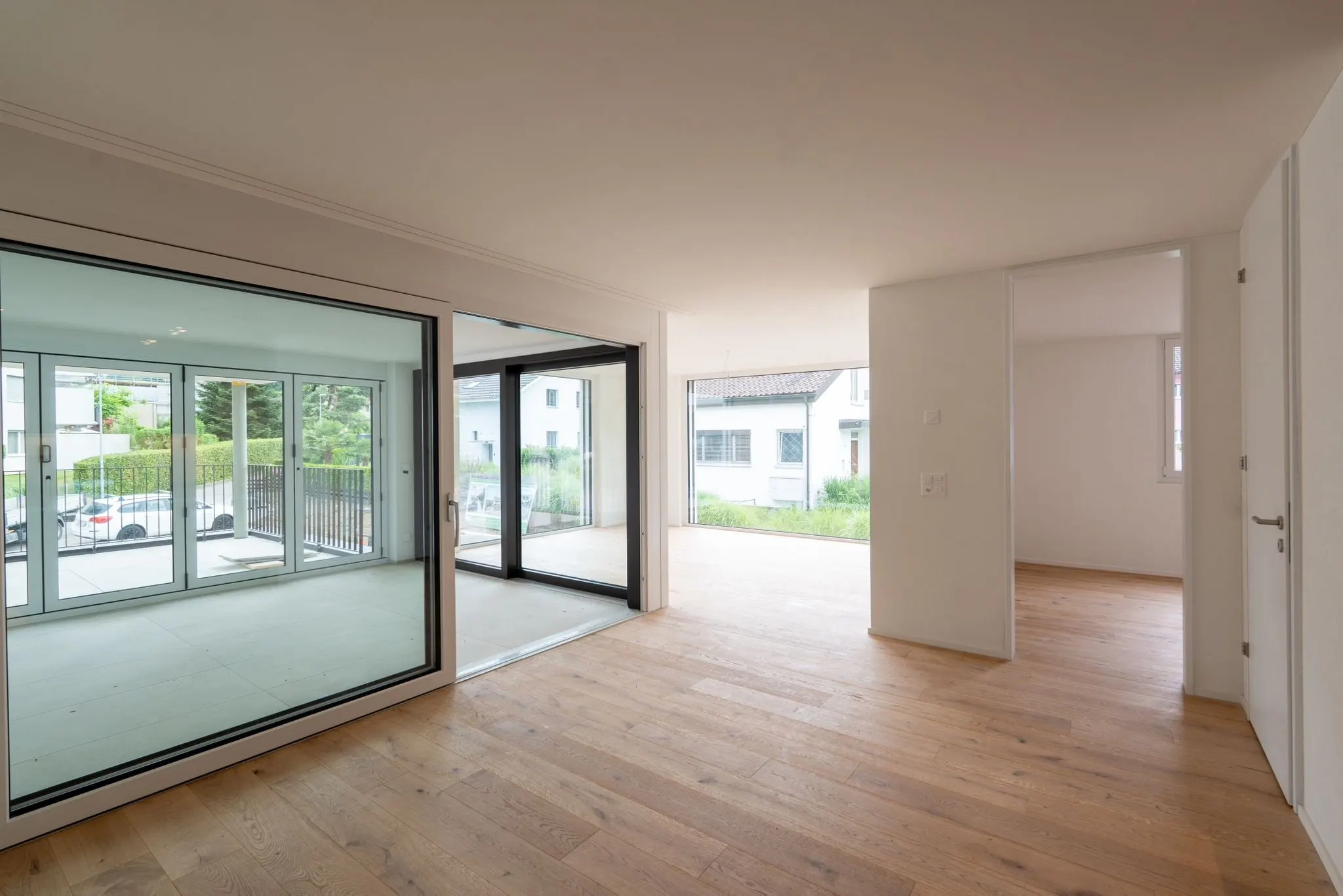Wohnraum mit grossen Schiebefenstern