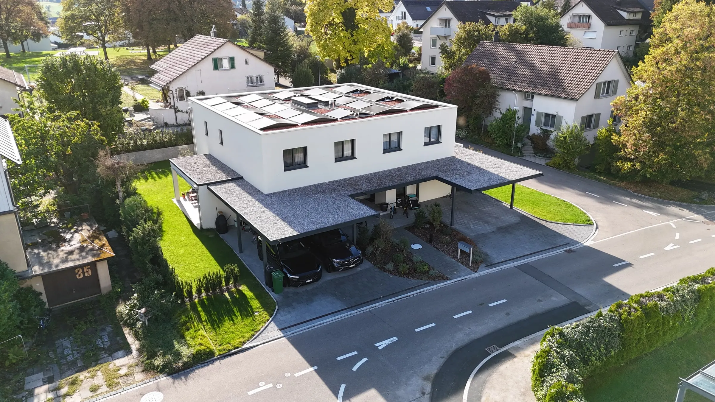 Strassenseite mit gedeckten Carports