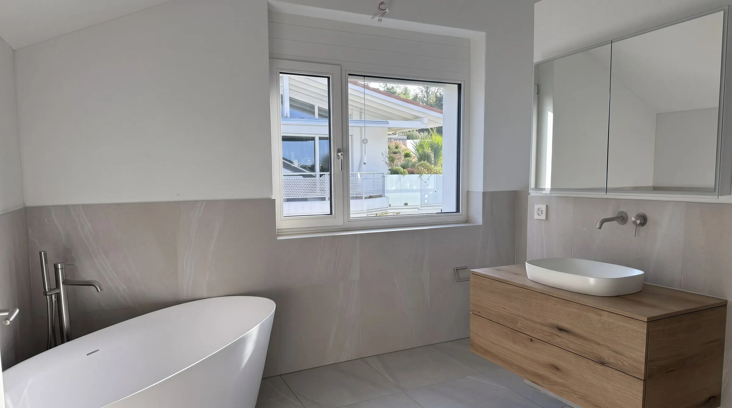 Badezimmer mit freistehender Badewanne
