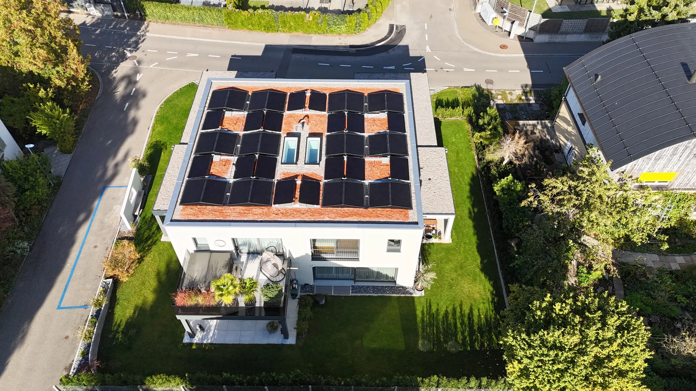 Flachdach mit Photovoltaik und Dachterrasse von oben