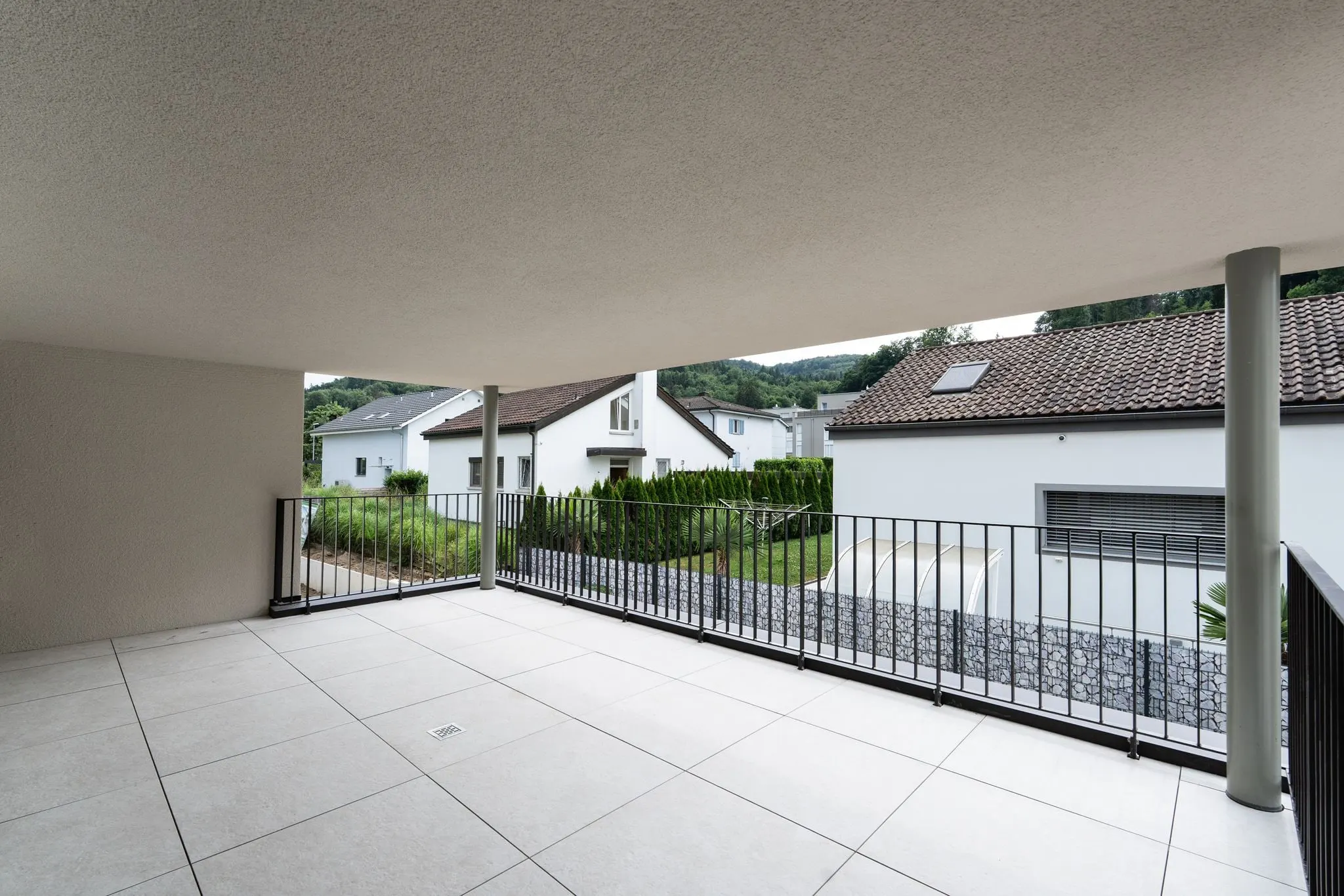 Gedeckter Balkon mit Plattenbelag