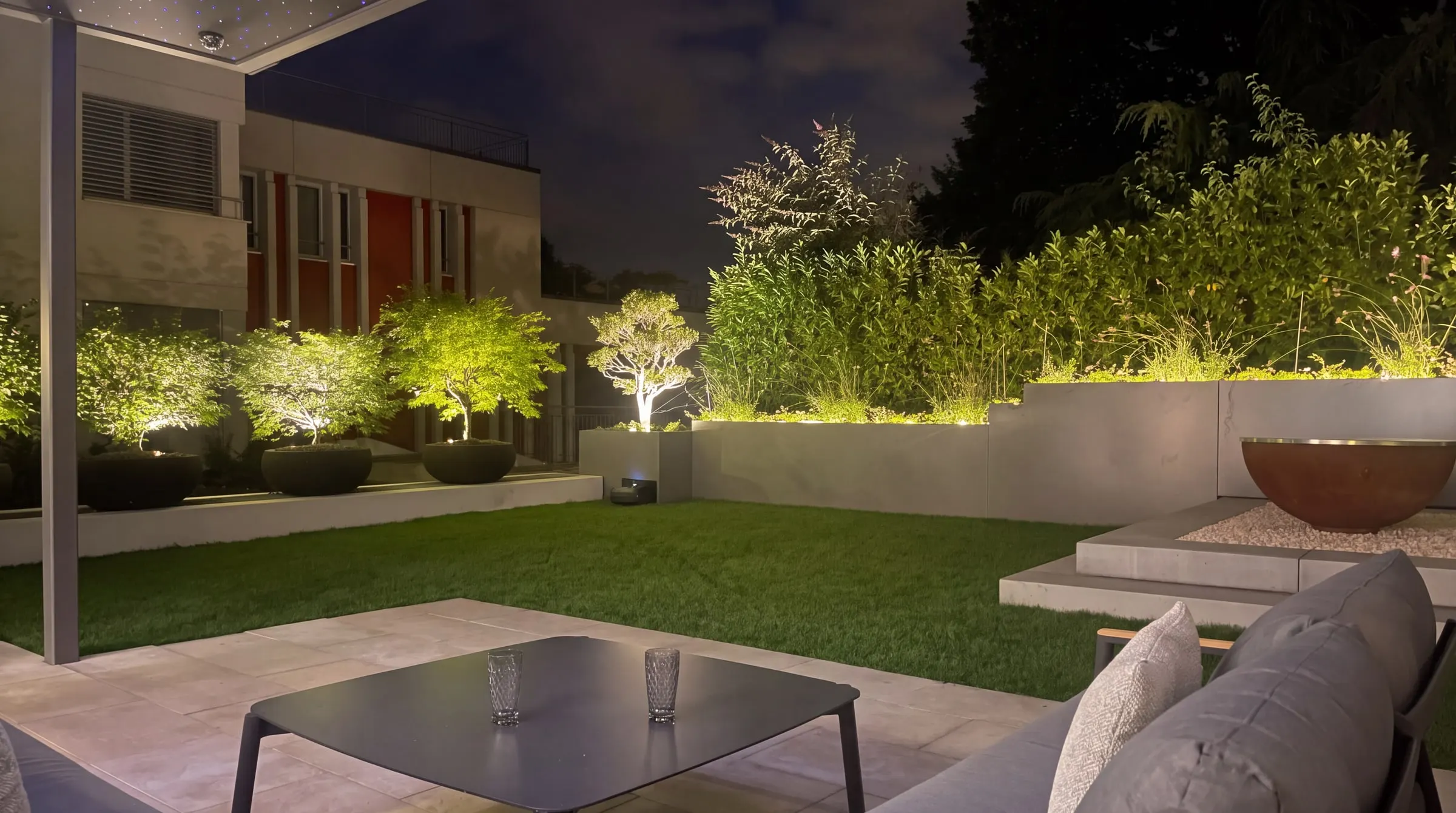 Garten mit Beleuchtung am Abend