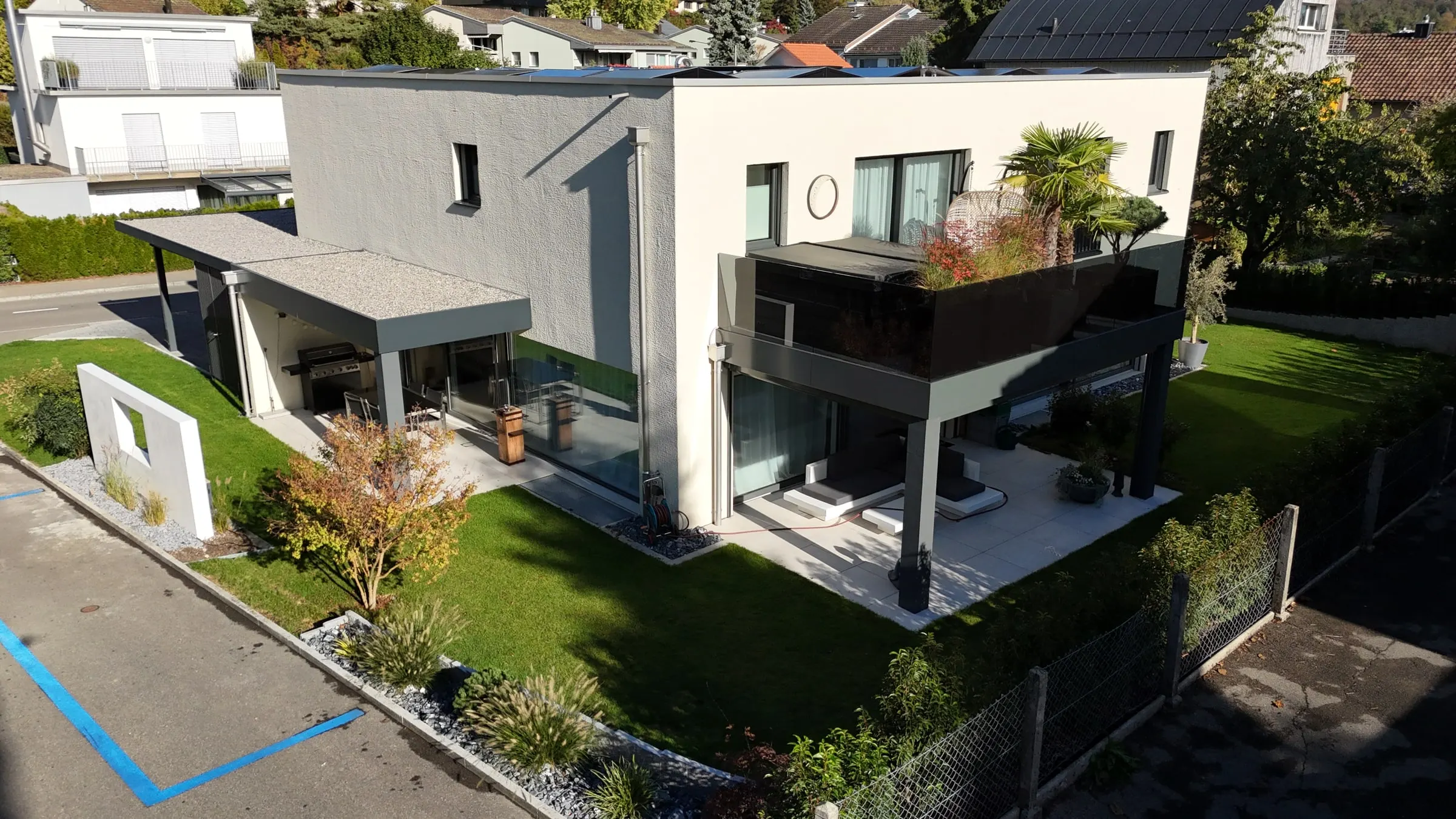 Gartenseite mit gedecktem Sitzplatz und Balkon
