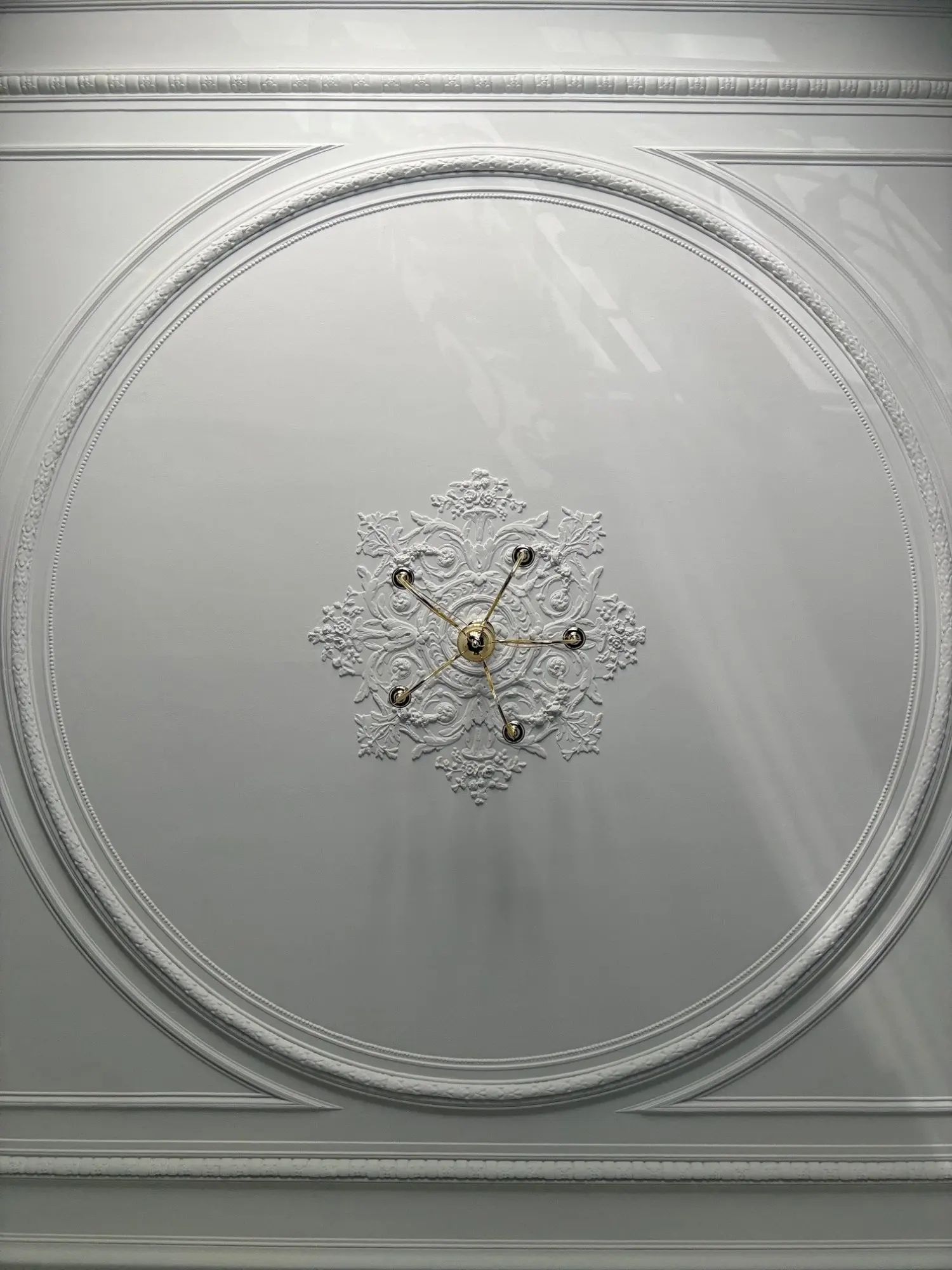 Stuckdecke mit Rosette und Deckenleuchte
