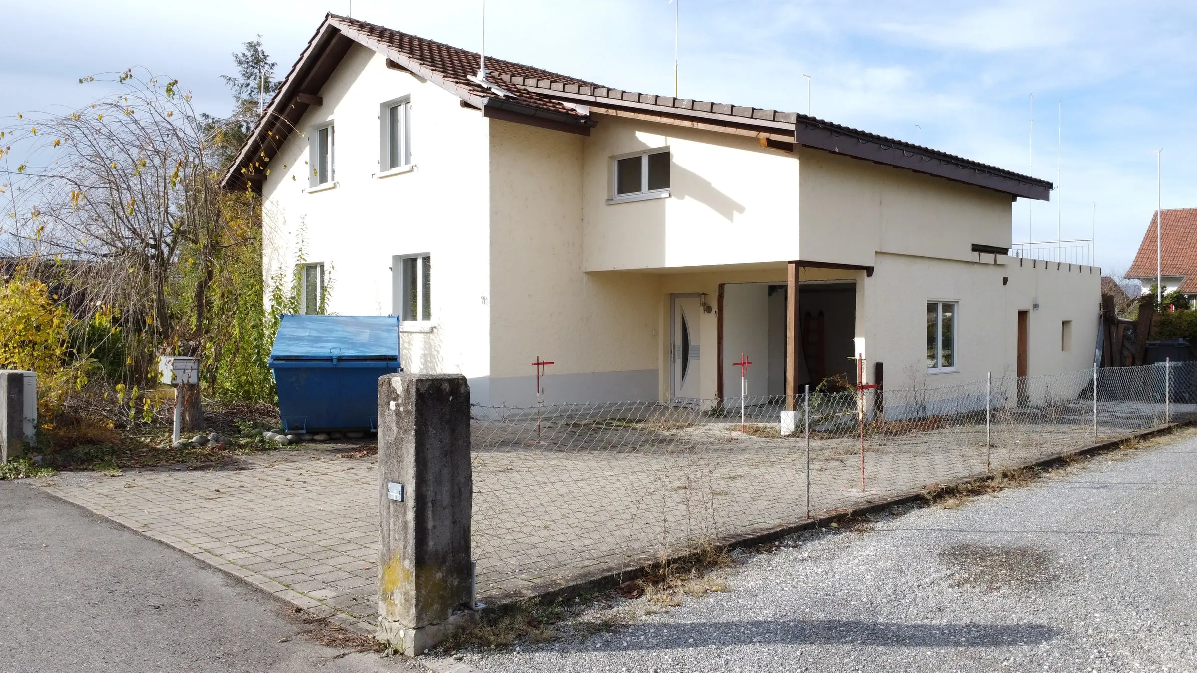 Bestehendes Einfamilienhaus vor der Sanierung, Strassenseite