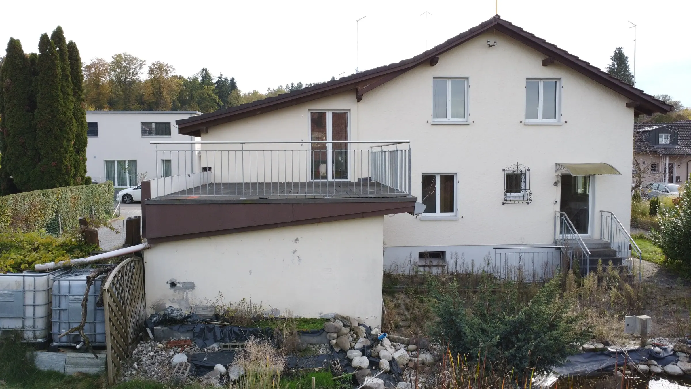 Bestehendes Einfamilienhaus vor der Sanierung, Gartenseite