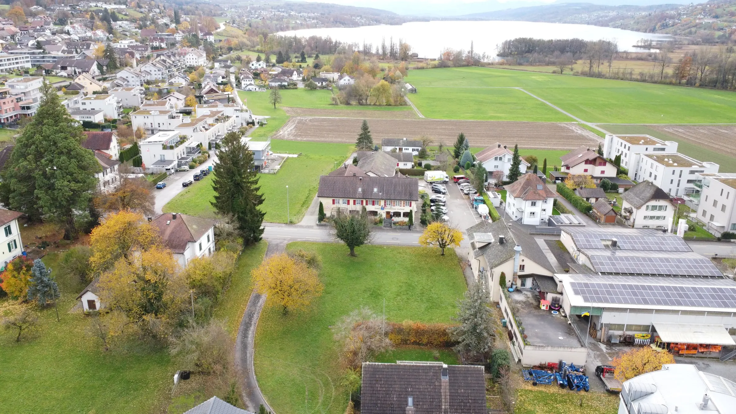 Luftaufnahme von Seengen mit Blick zum Hallwilersee