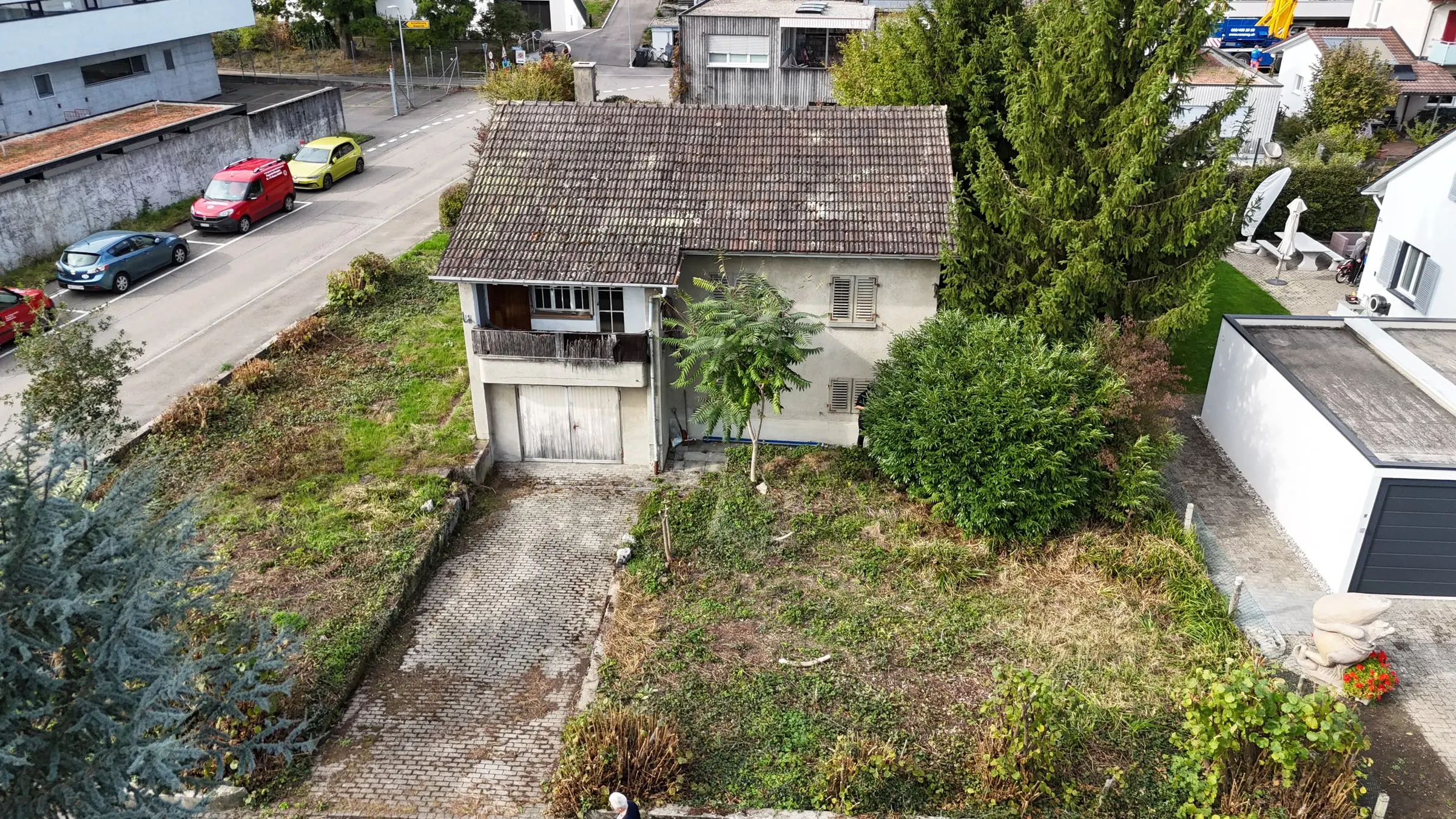 Bestehendes Einfamilienhaus mit Garten vor dem Rückbau