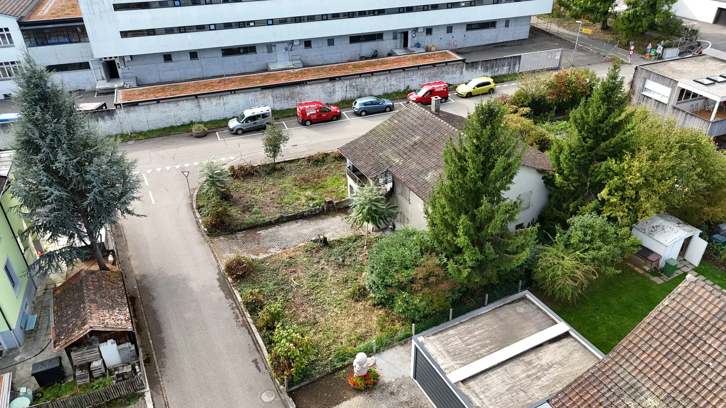 Luftaufnahme der Parzelle an der Strassenecke